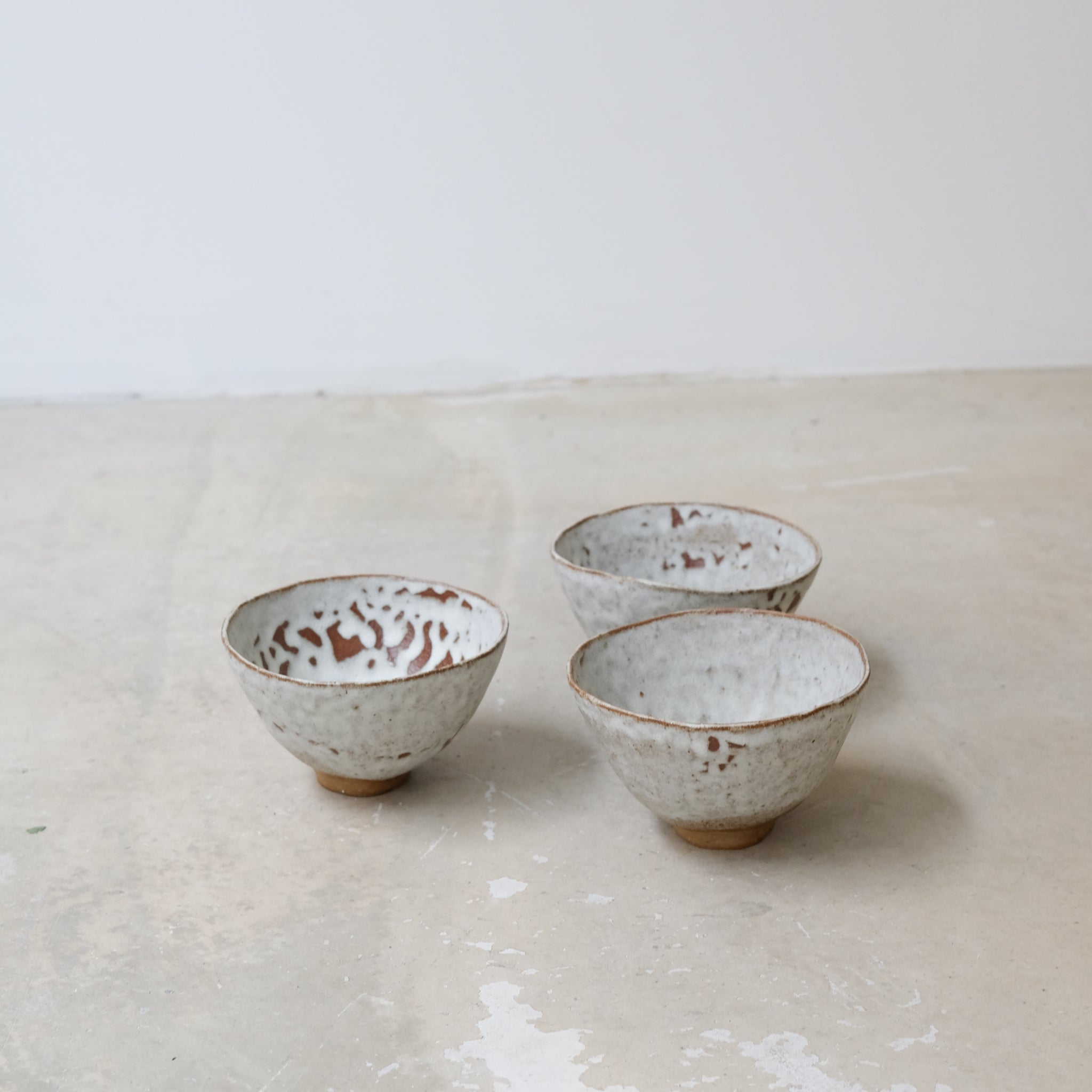 Bol en grès brun D11,5cm - blanc mat de Nathalie Reocreux chez Brutal Ceramics