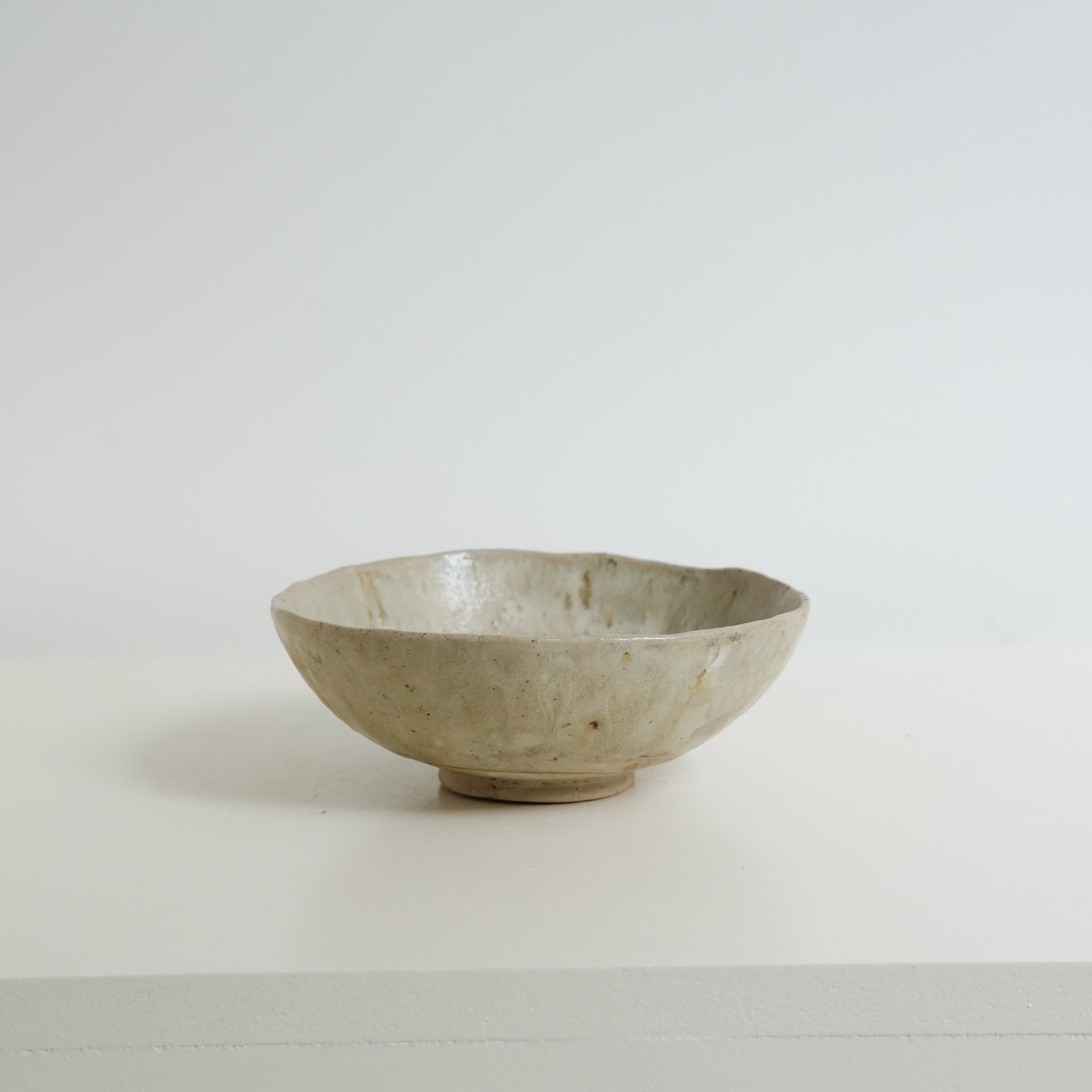 Assiette creuse grès récolté D16,5cm - blanc de Nathalie Reocreux chez Brutal Ceramics