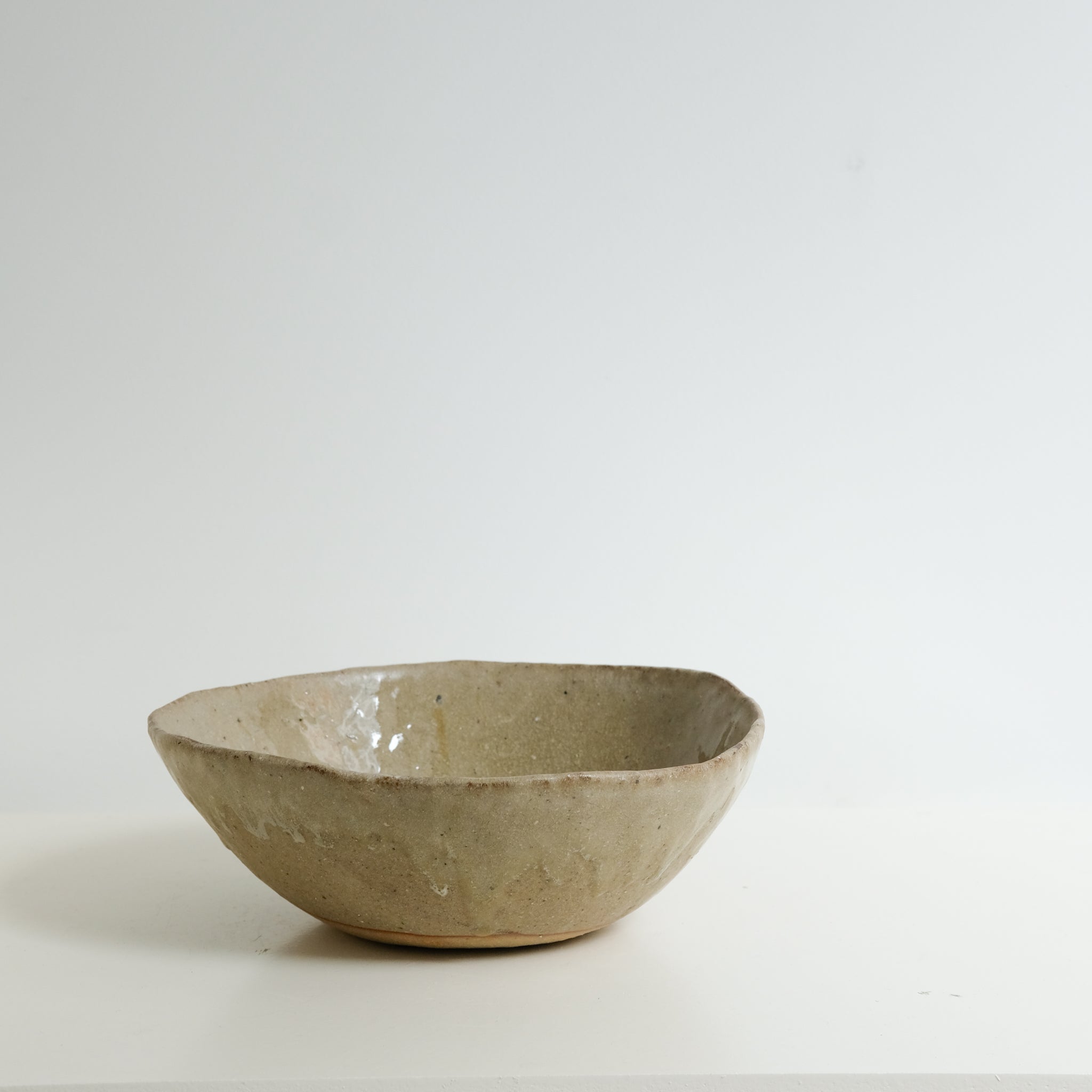 Saladier grès récolté D23,5cm - vert de Nathalie Reocreux chez Brutal Ceramics