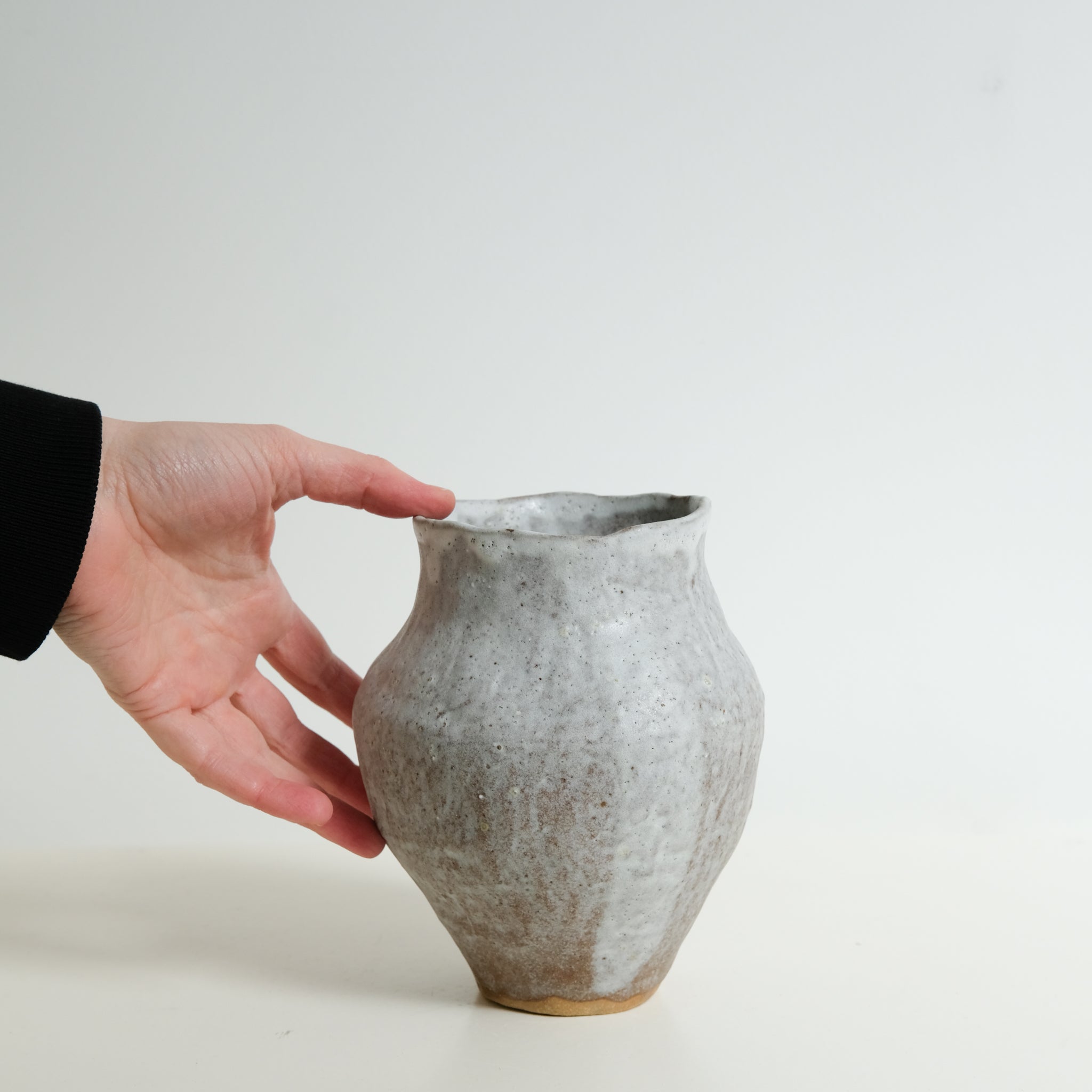 Vase en grès brun H17cm - blanc de Nathalie Reocreux chez Brutal Ceramics