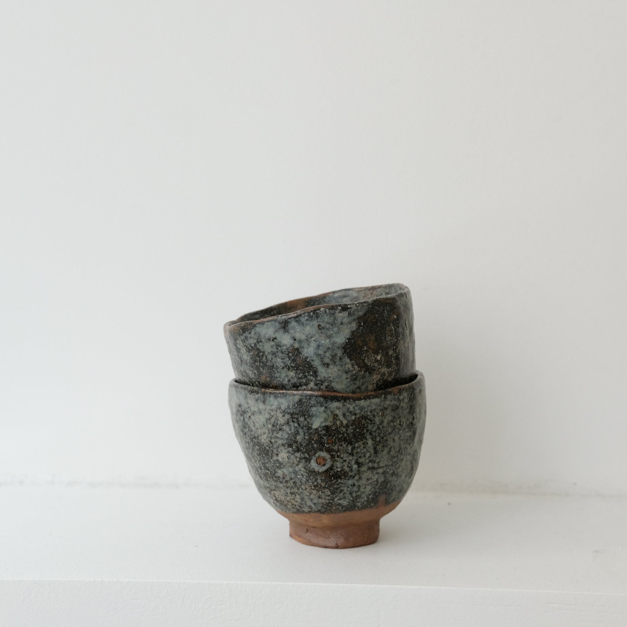 Tasse en grès recolté 90ml - bleu de Nathalie Reocreux chez Brutal Ceramics