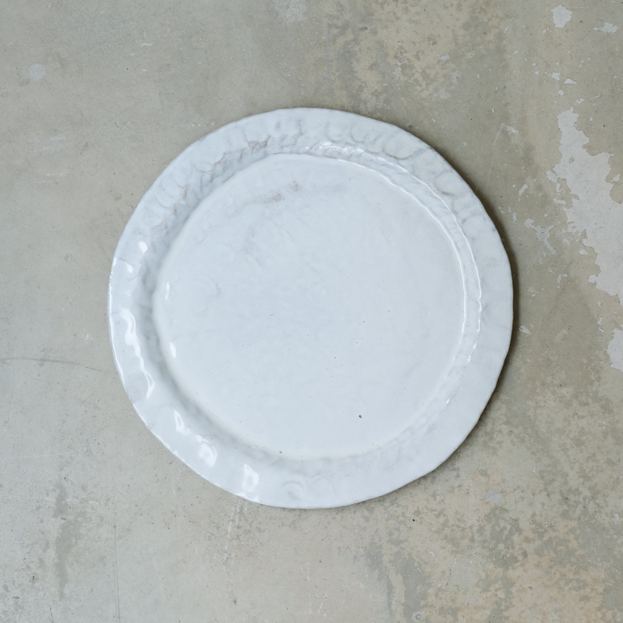 Assiette en grès blanc D28,5cm - Blanc satiné d'Estudio Vernis chez Brutal Ceramics