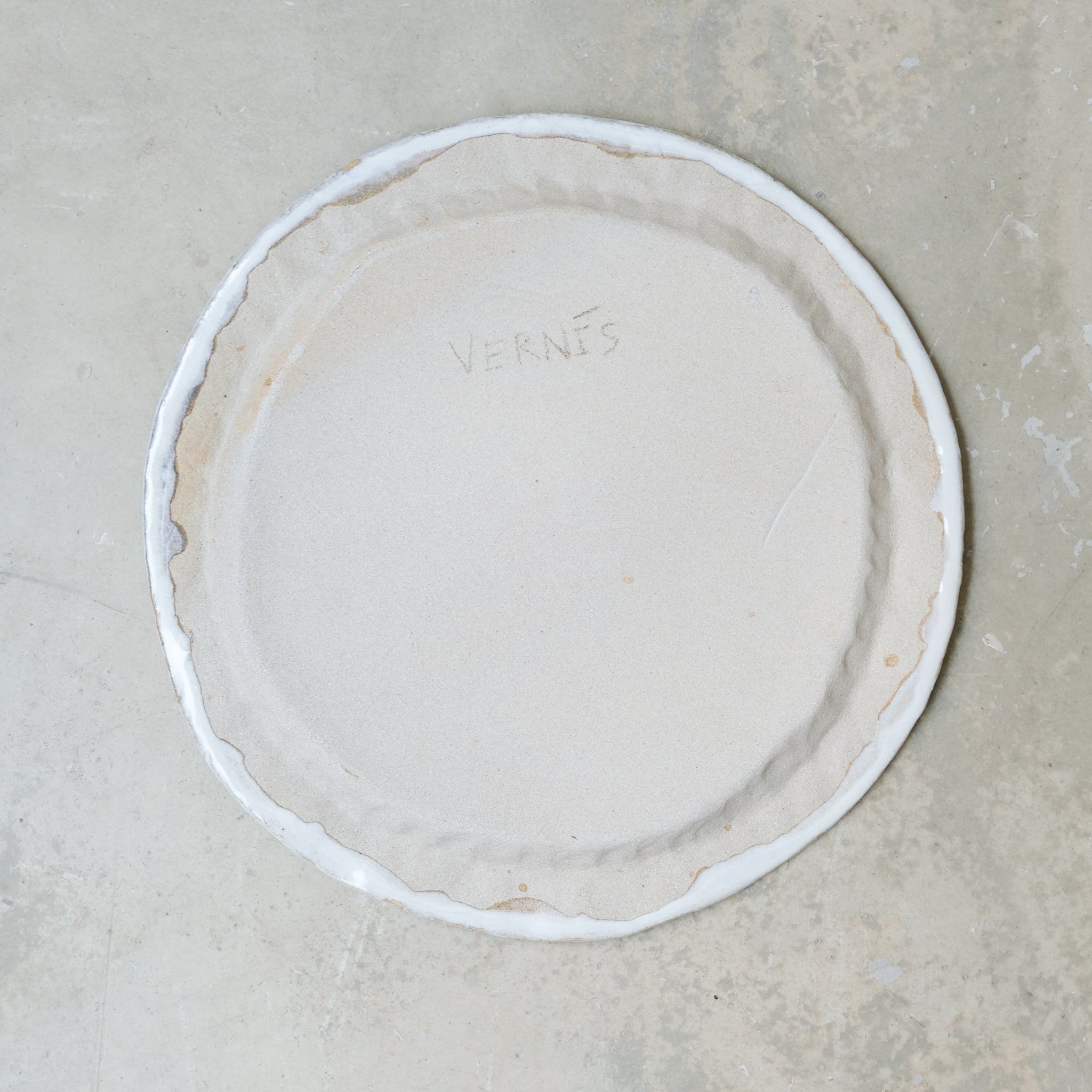 Assiette en grès blanc D28,5cm - Blanc satiné d'Estudio Vernis chez Brutal Ceramics