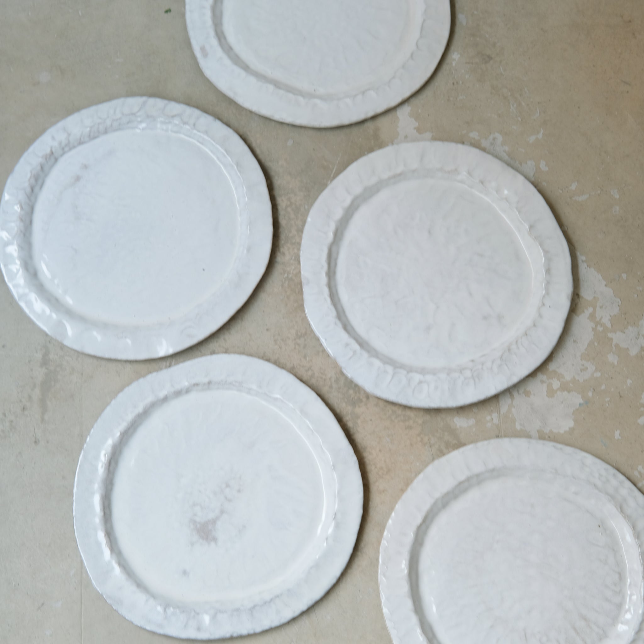 Assiette en grès blanc D28,5cm - Blanc satiné d'Estudio Vernis chez Brutal Ceramics