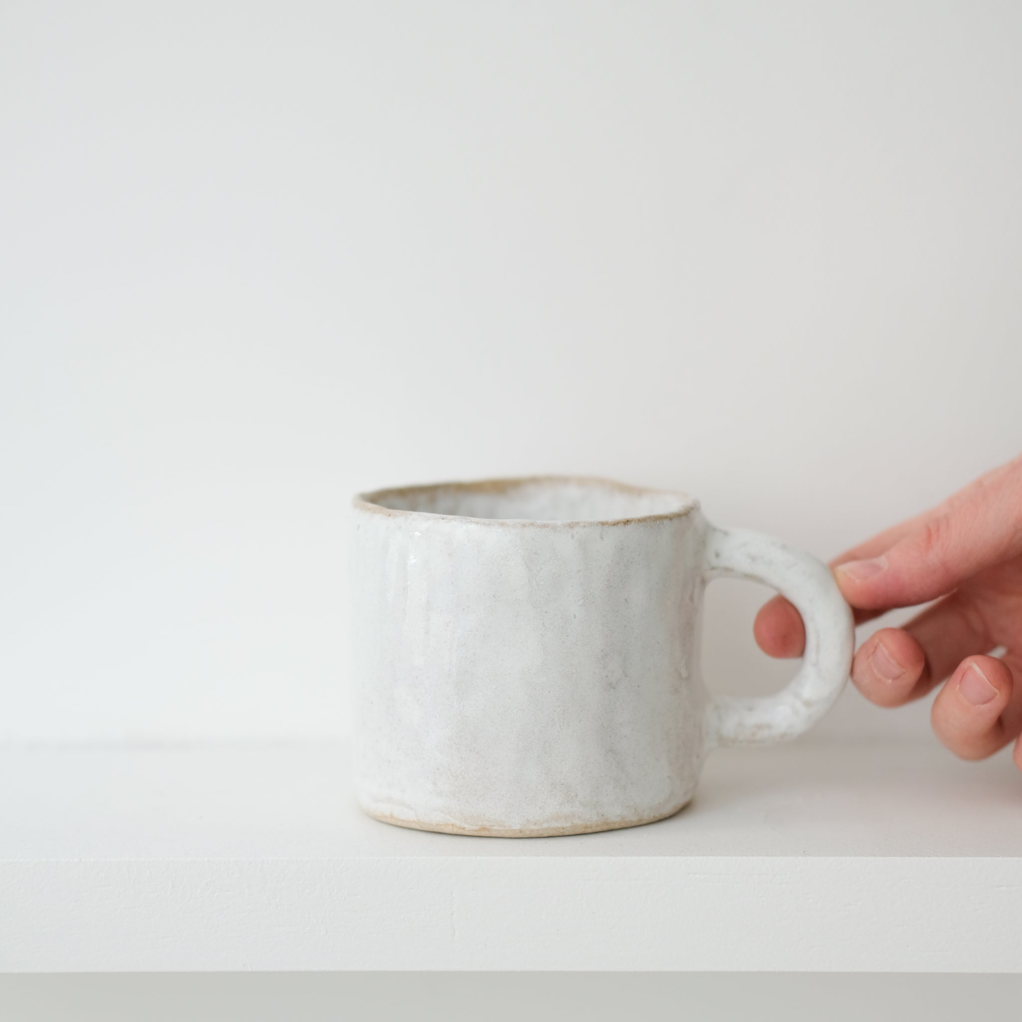 Mug en grès blanc 350ml - blanc satiné d'Estudio Vernis chez Brutal Ceramics