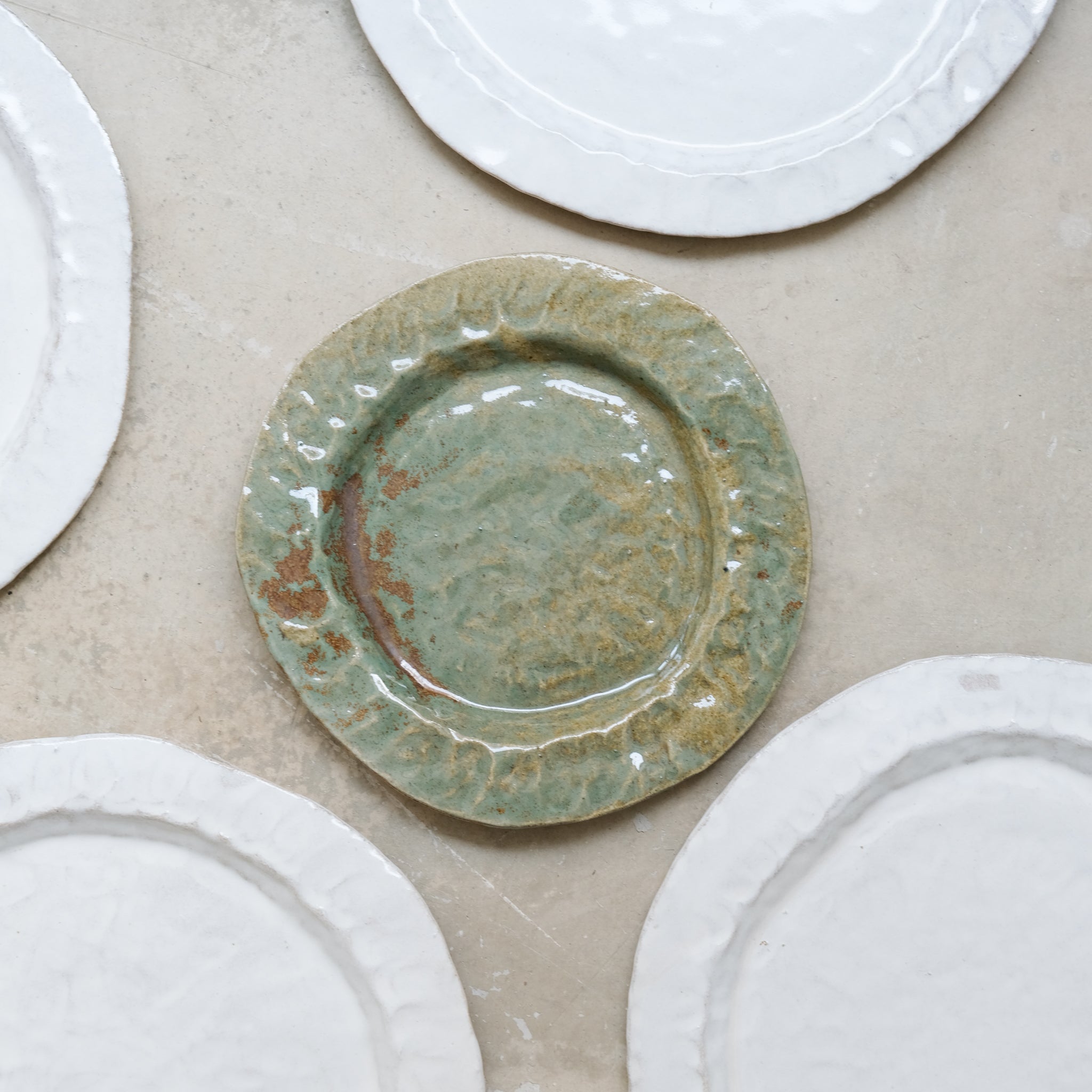 Assiette en grès blanc D21cm - vert satiné d'Estudio Vernis chez Brutal Ceramics