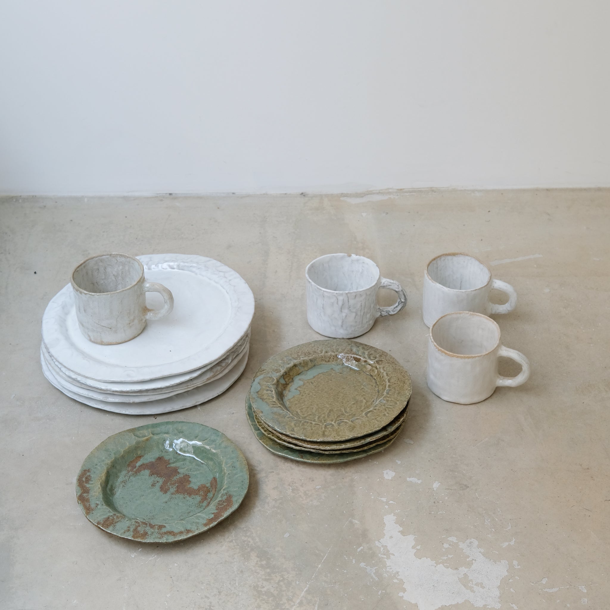Assiette en grès blanc D21cm - vert satiné d'Estudio Vernis chez Brutal Ceramics