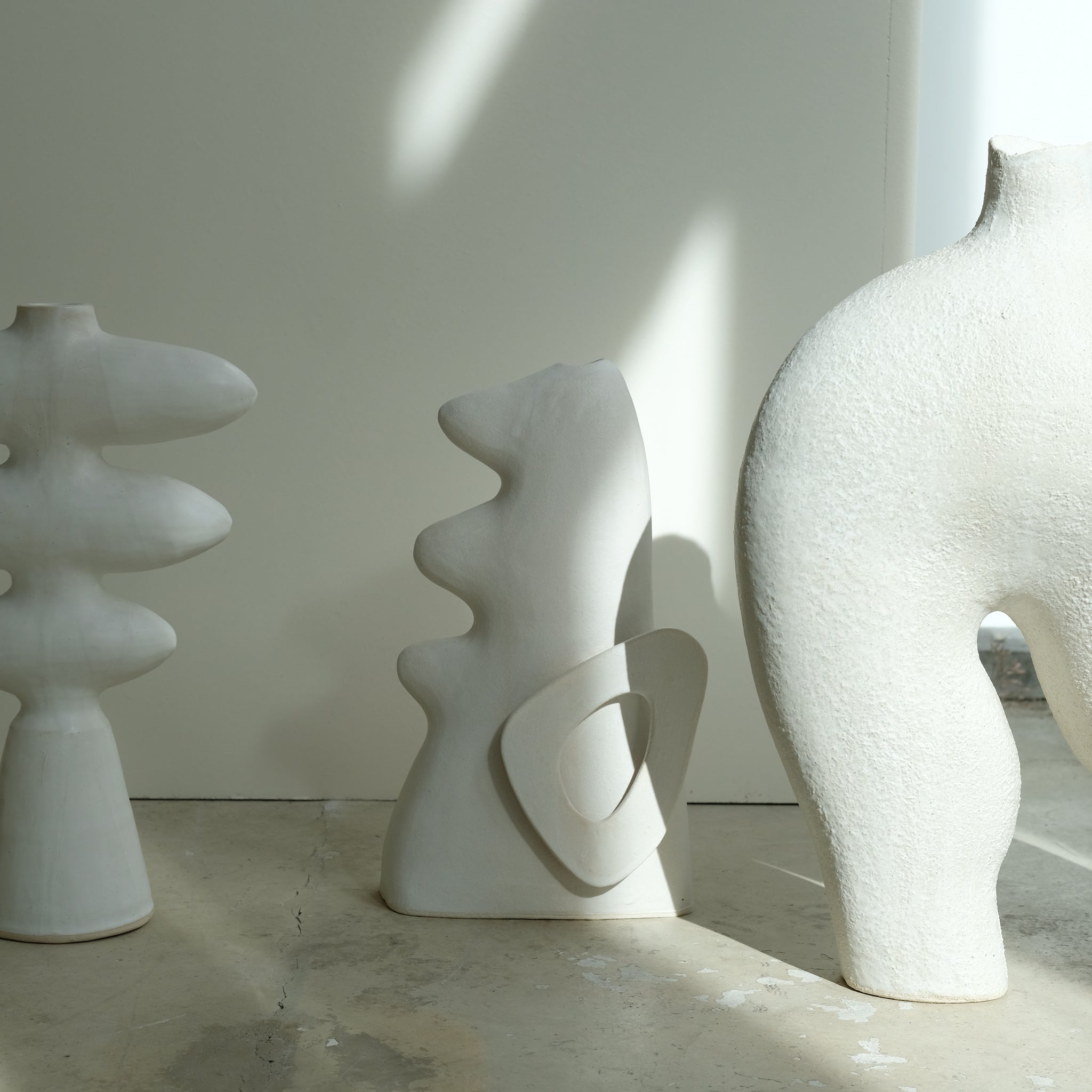 Sculpture "Shimekazari" H31cm - Blanc mat de Noe Kuremoto chez Brutal Ceramics
