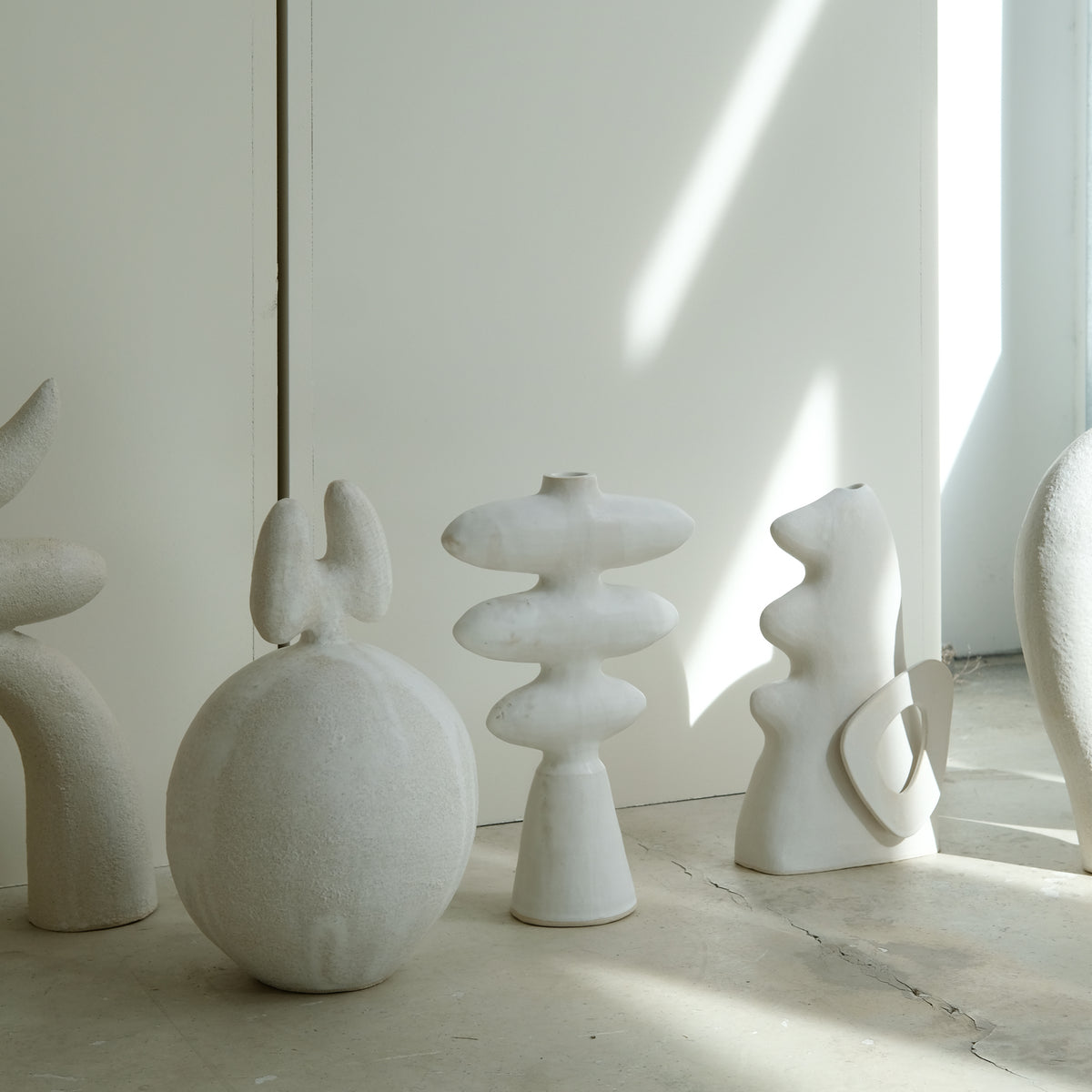 Sculpture "Iwashi" H32cm - Blanc satiné de Noe Kuremoto chez Brutal Ceramics