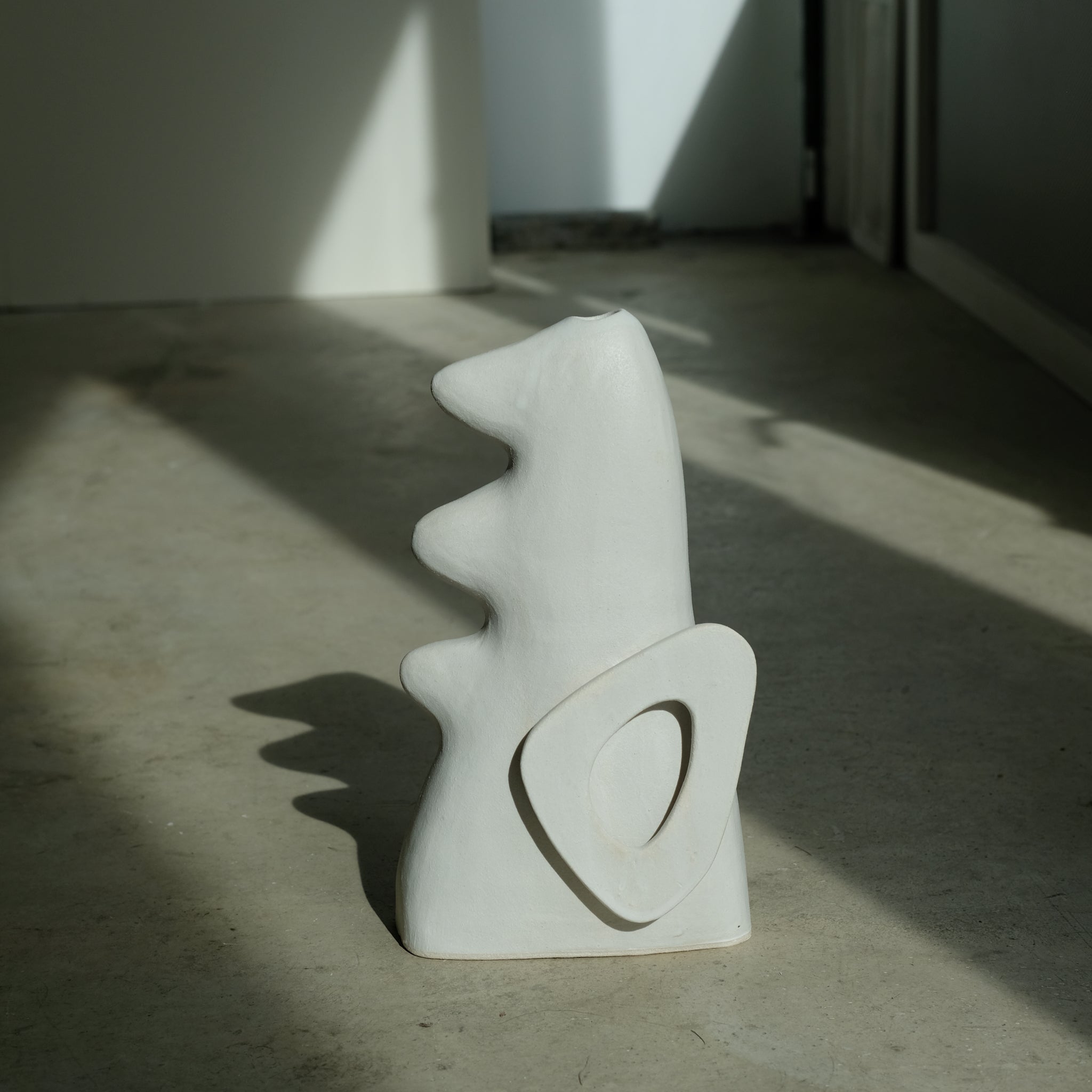 Sculpture "Shimekazari" H31cm - Blanc mat de Noe Kuremoto chez Brutal Ceramics