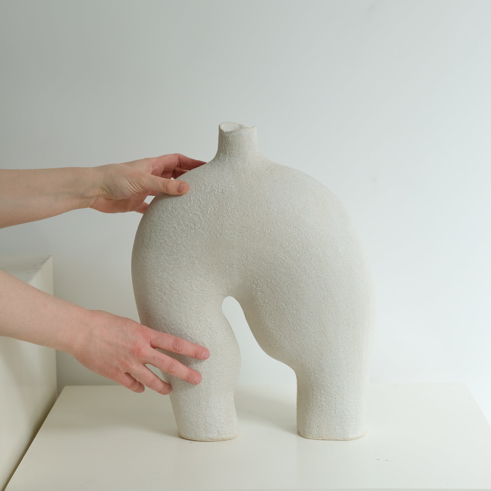 Sculpture "Dogu" H42cm - Beige mat de Noe Kuremoto chez Brutal Ceramics