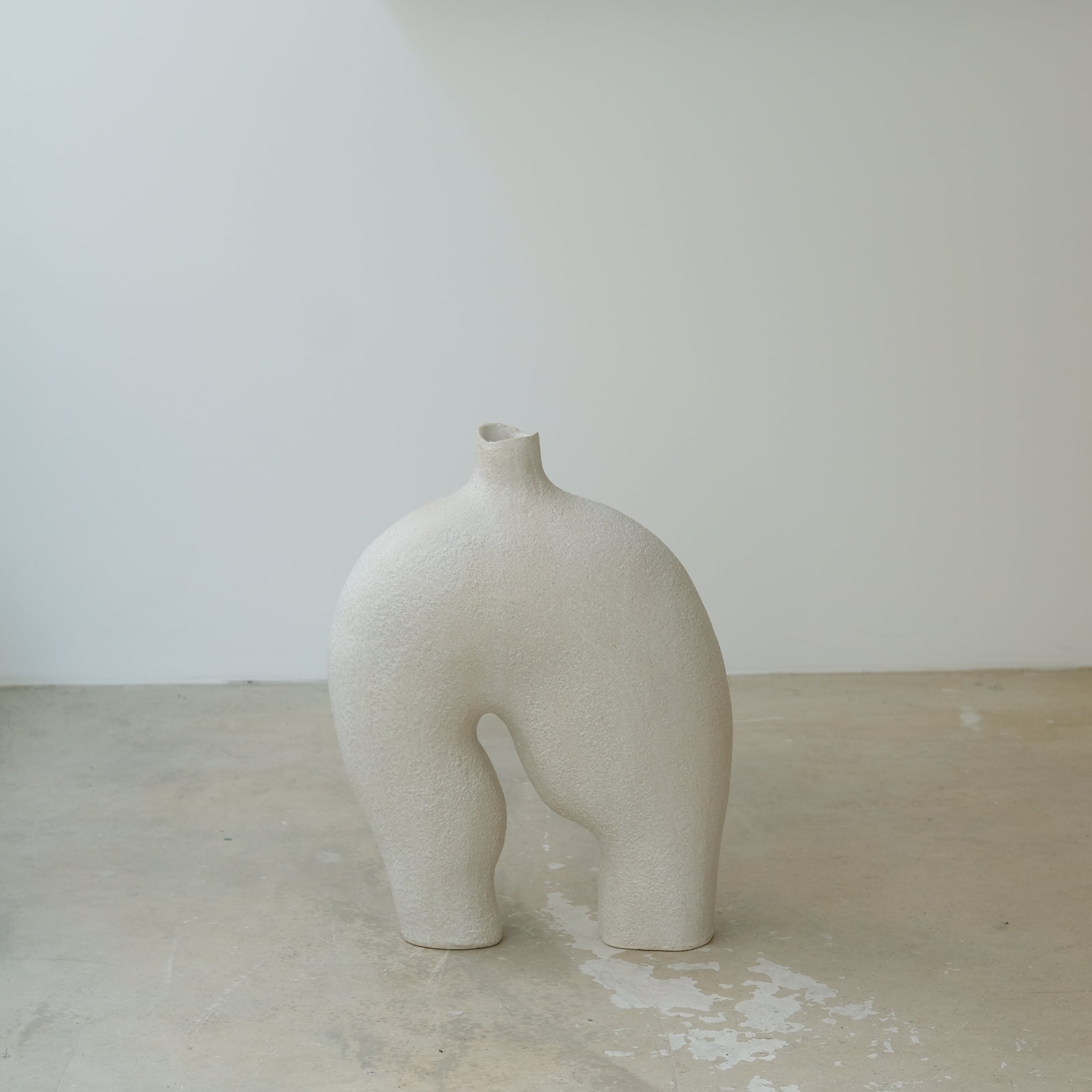 Sculpture "Dogu" H42cm - Beige mat de Noe Kuremoto chez Brutal Ceramics
