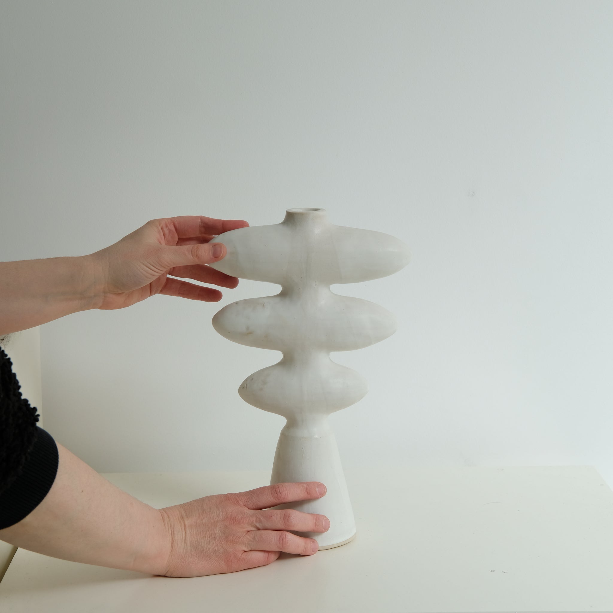 Sculpture "Iwashi" H32cm - Blanc satiné de Noe Kuremoto chez Brutal Ceramics