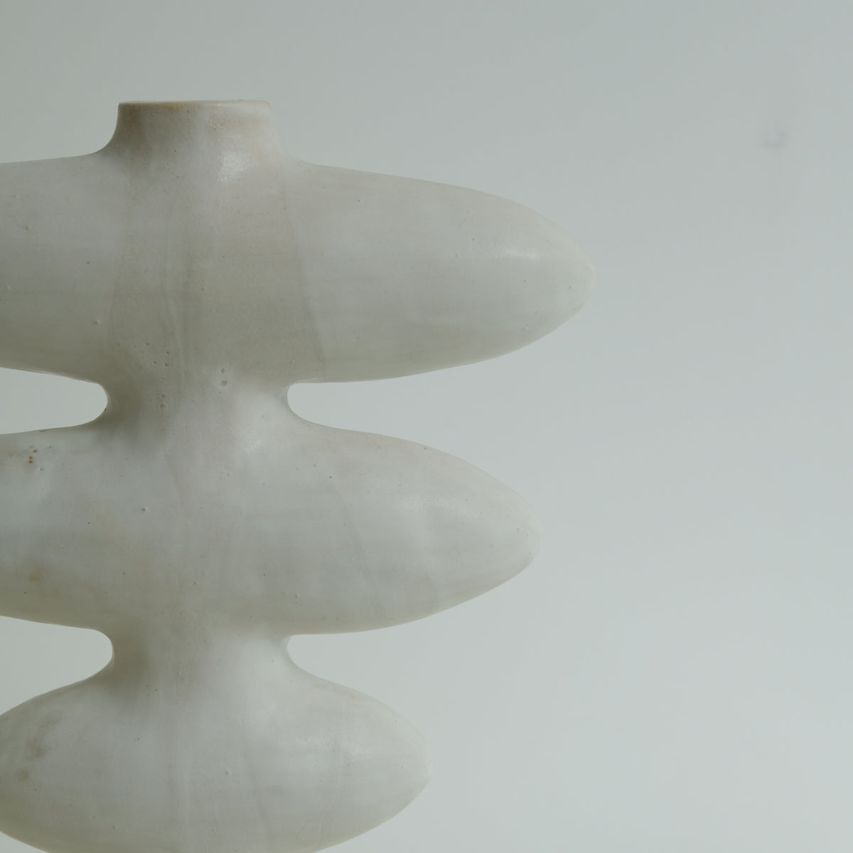 Sculpture "Iwashi" H32cm - Blanc satiné de Noe Kuremoto chez Brutal Ceramics
