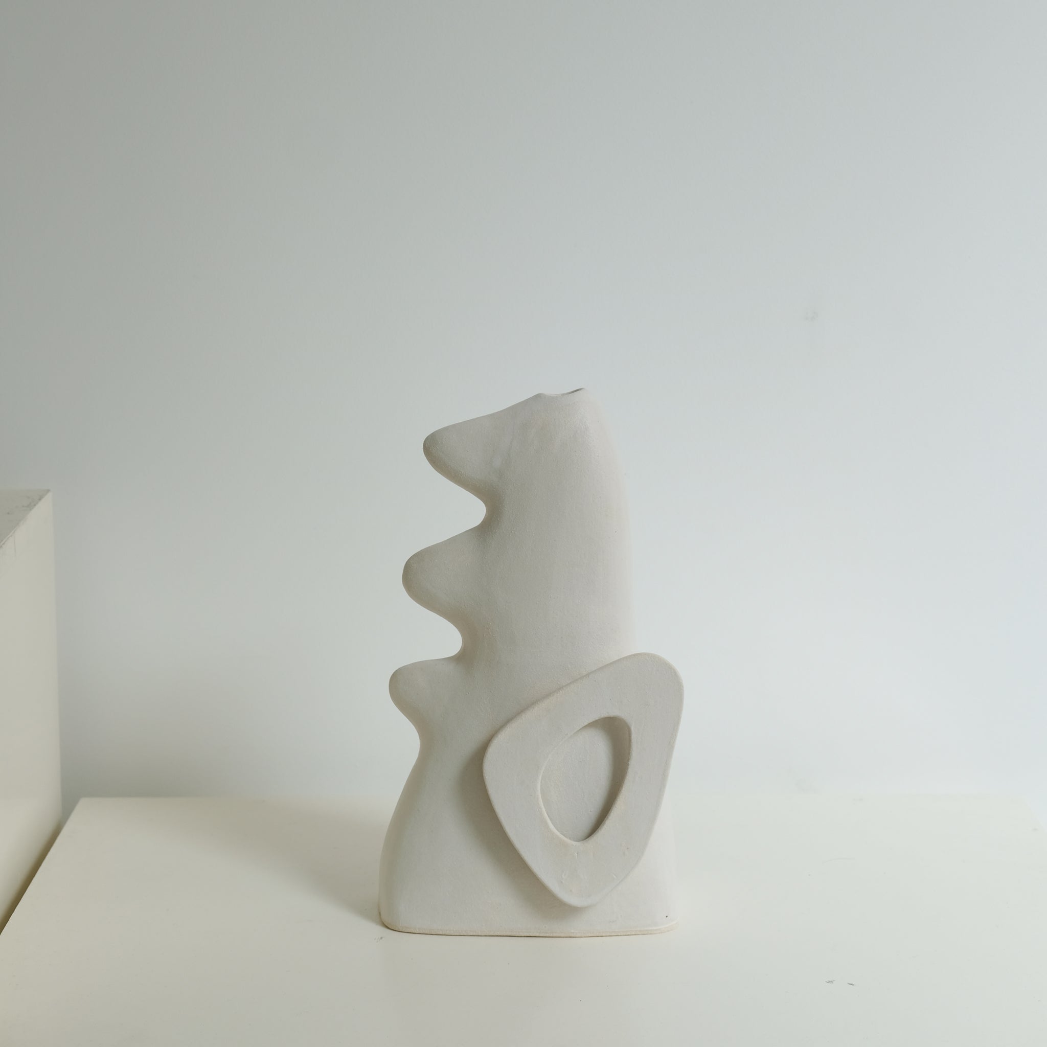 Sculpture "Shimekazari" H31cm - Blanc mat de Noe Kuremoto chez Brutal Ceramics
