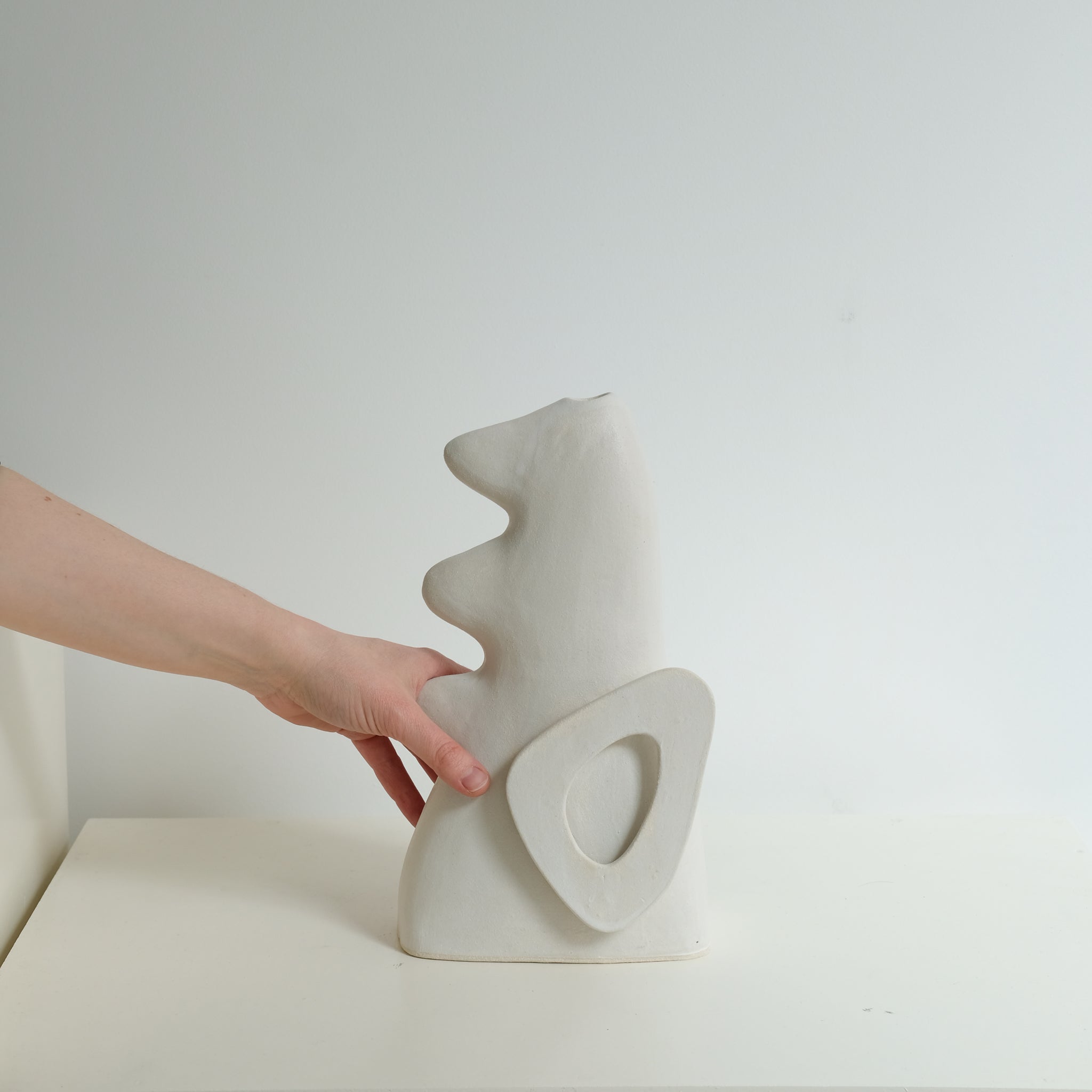 Sculpture "Shimekazari" H31cm - Blanc mat de Noe Kuremoto chez Brutal Ceramics