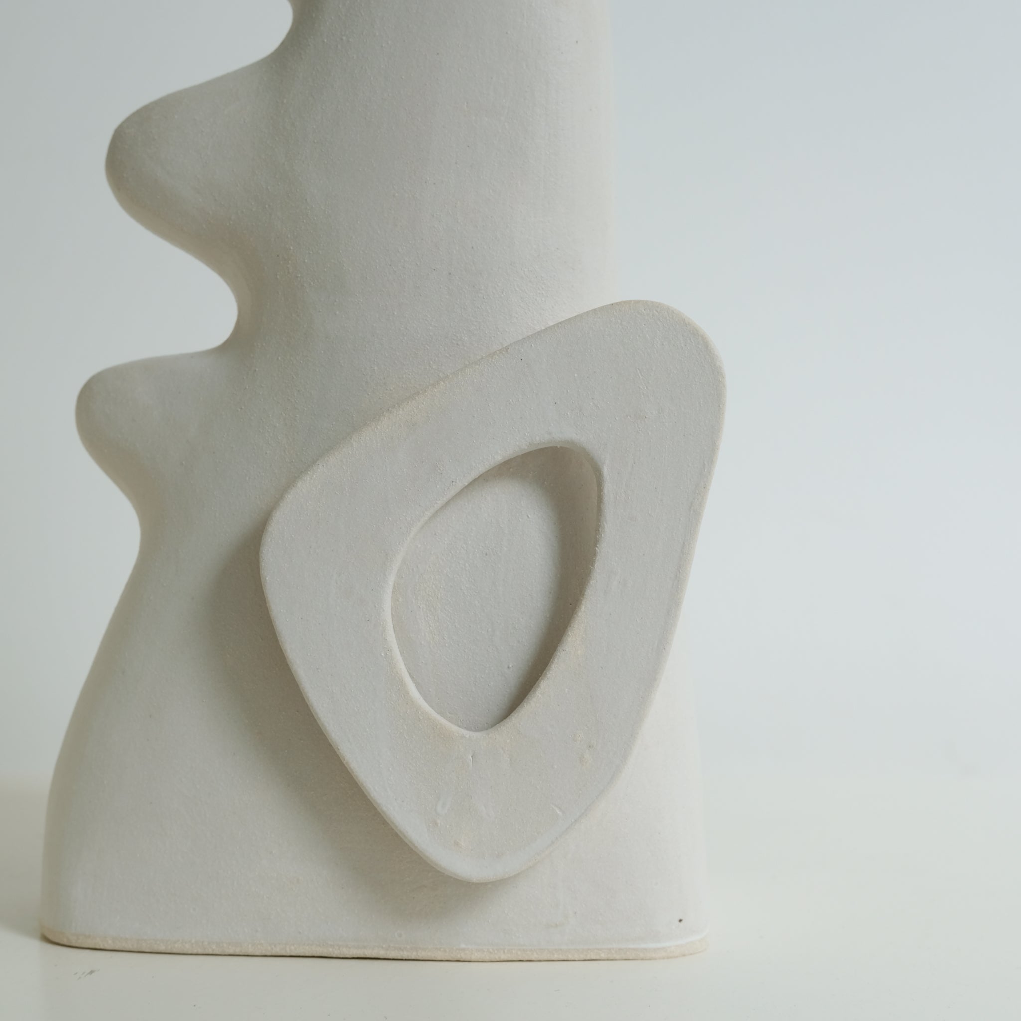 Sculpture "Shimekazari" H31cm - Blanc mat de Noe Kuremoto chez Brutal Ceramics