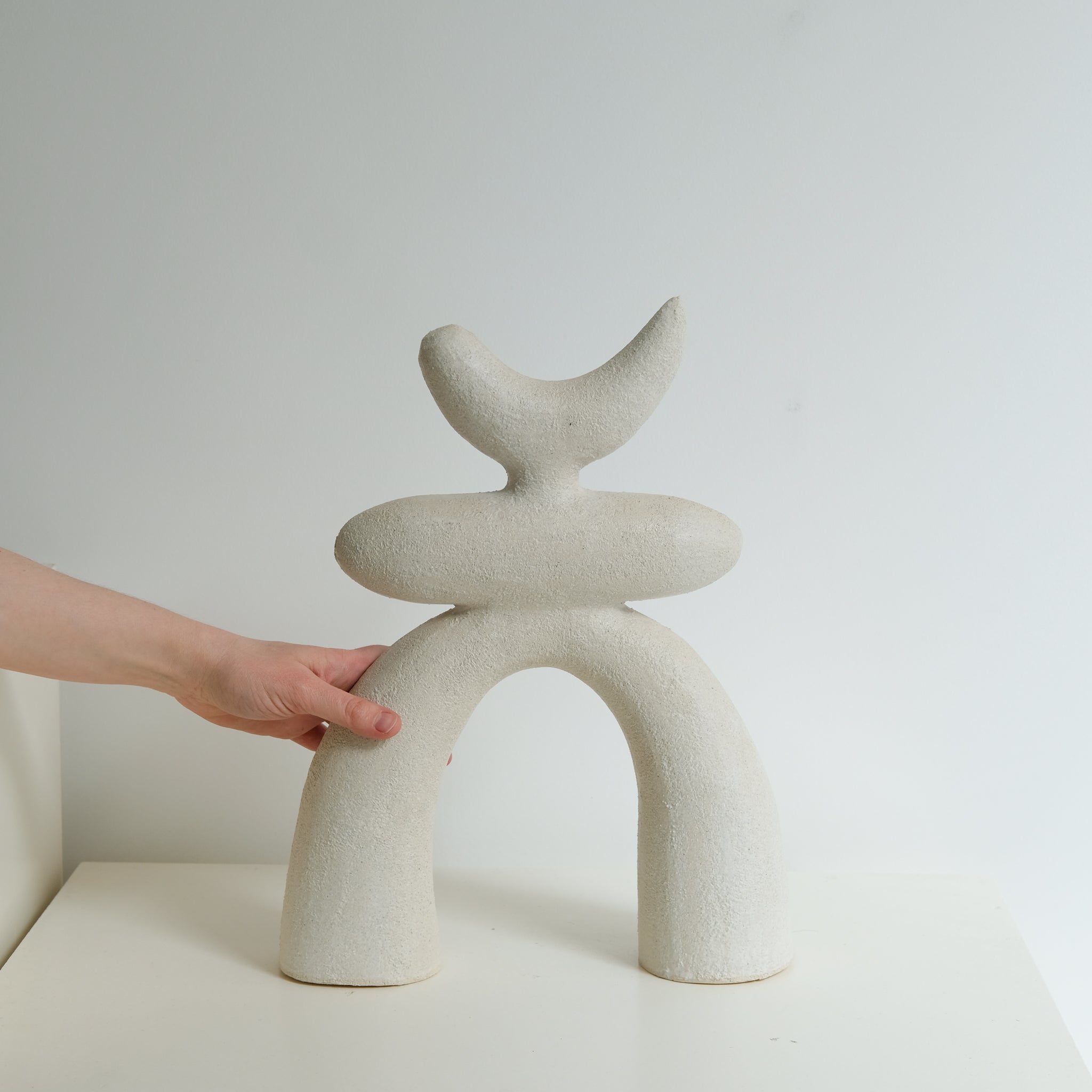 Sculpture "Haniwa" H39cm - Beige mat de Noe Kuremoto chez Brutal Ceramics