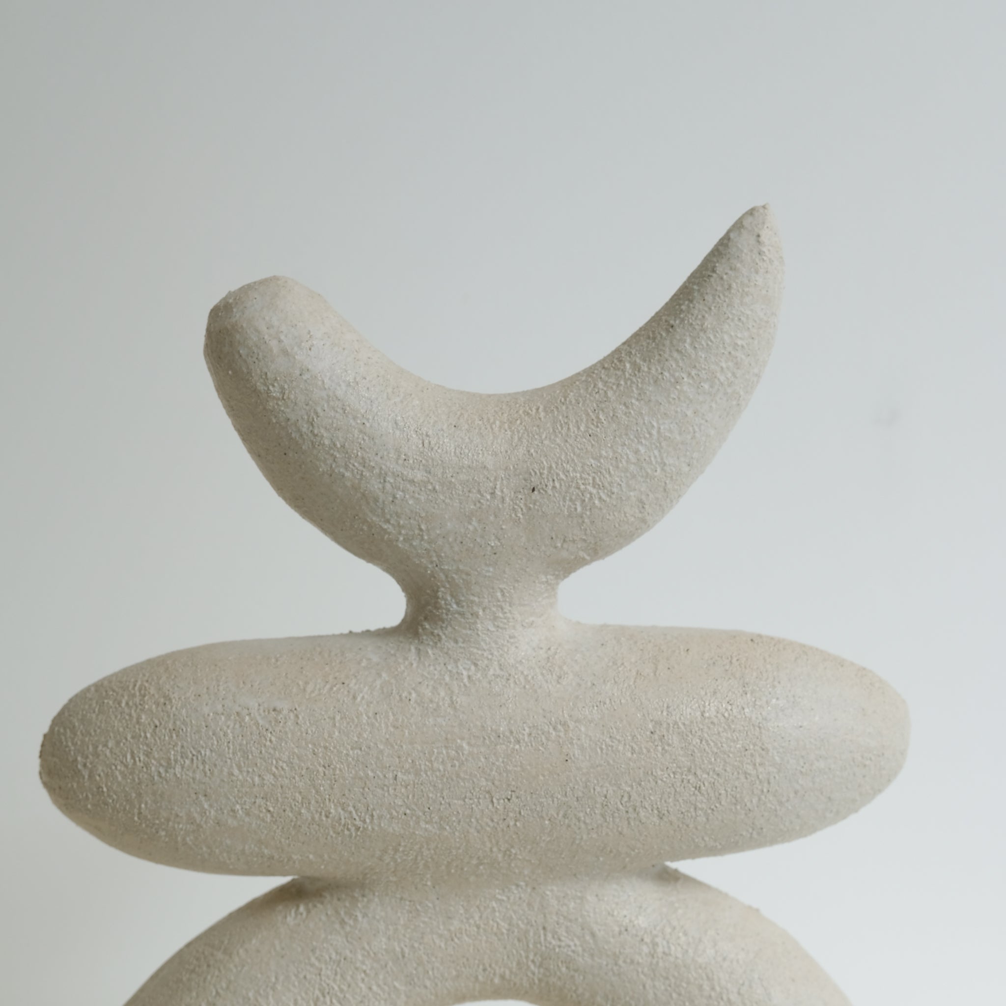 Sculpture "Haniwa" H39cm - Beige mat de Noe Kuremoto chez Brutal Ceramics