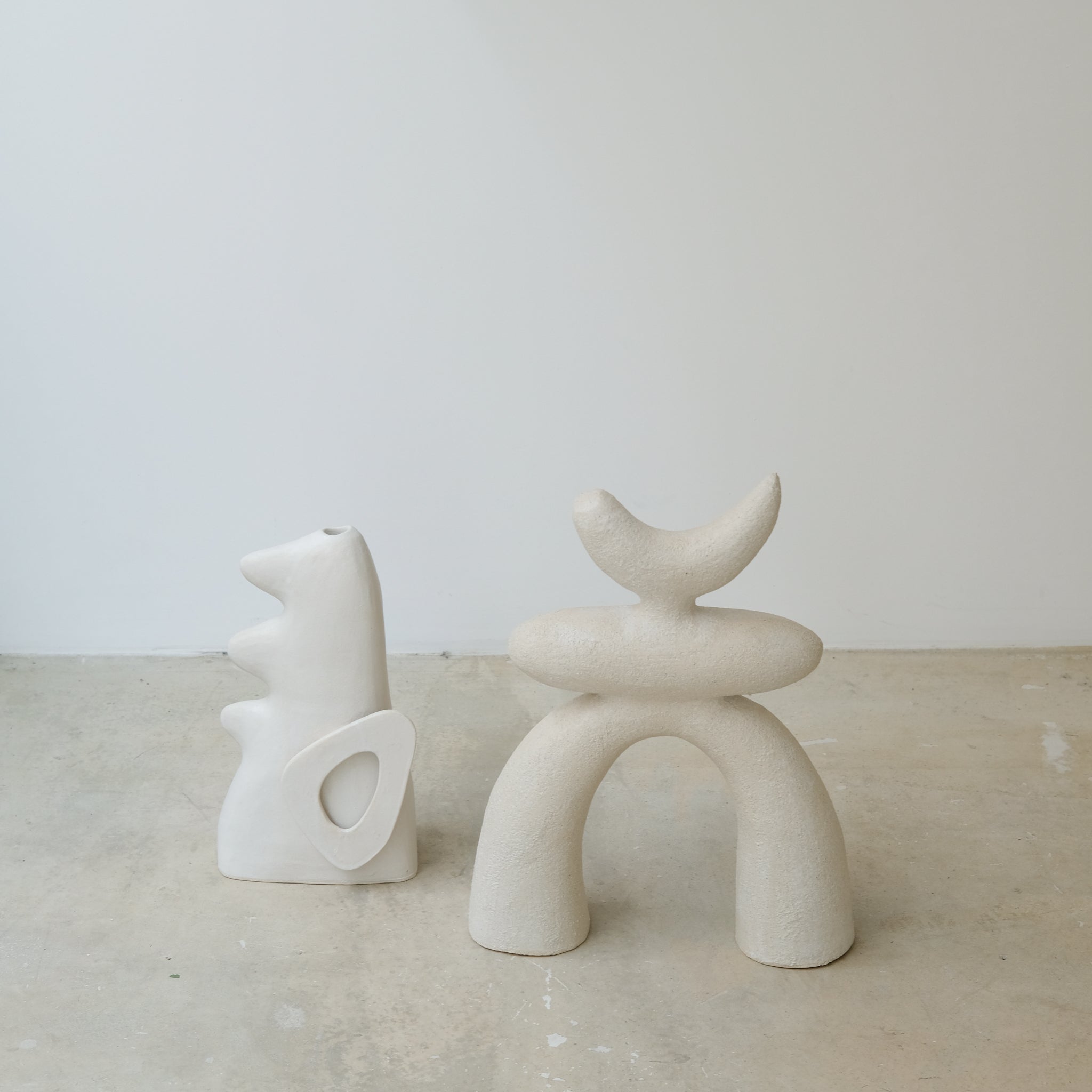 Sculpture "Haniwa" H39cm - Beige mat de Noe Kuremoto chez Brutal Ceramics