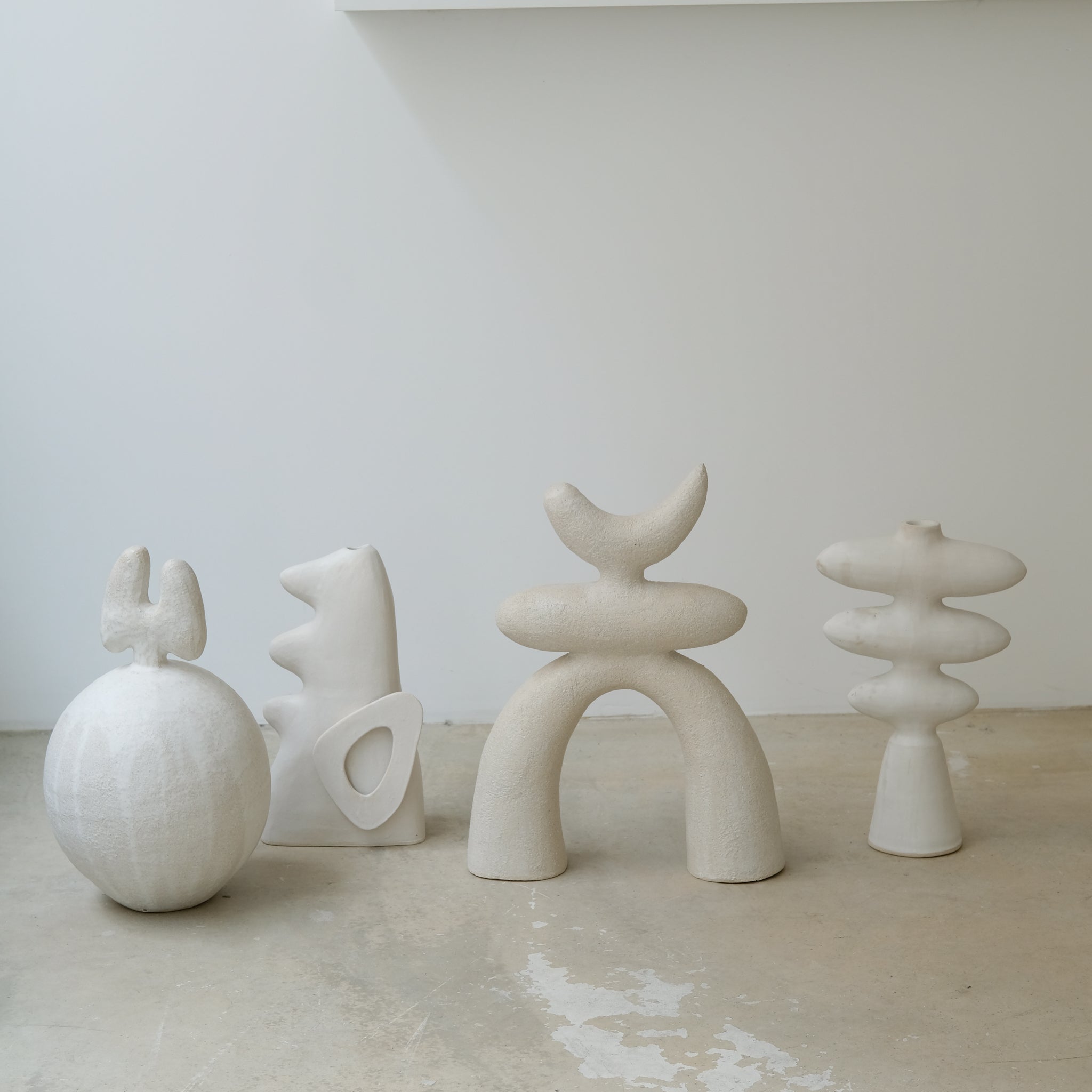 Sculpture "Haniwa" H39cm - Beige mat de Noe Kuremoto chez Brutal Ceramics