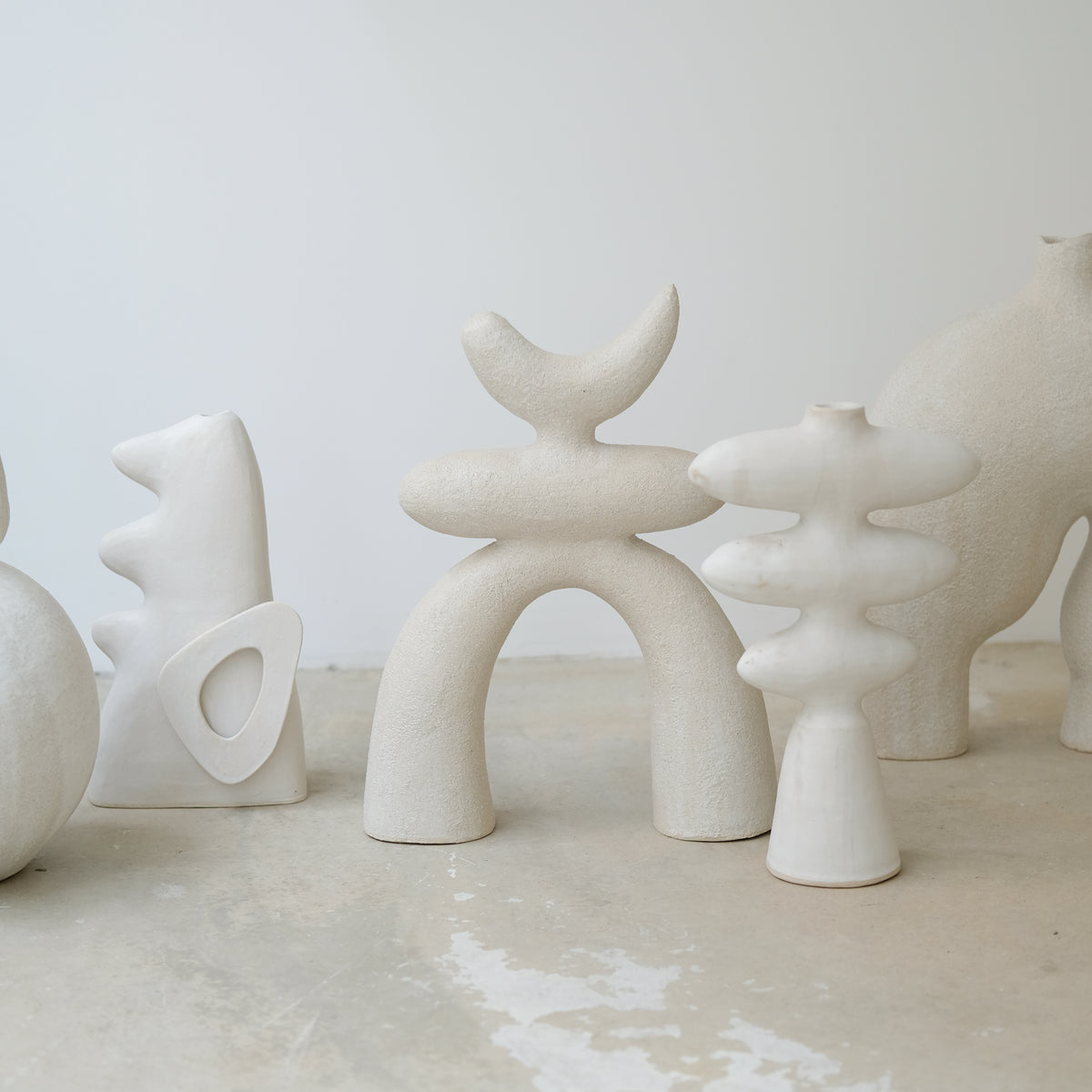 Sculpture "Iwashi" H32cm - Blanc satiné de Noe Kuremoto chez Brutal Ceramics