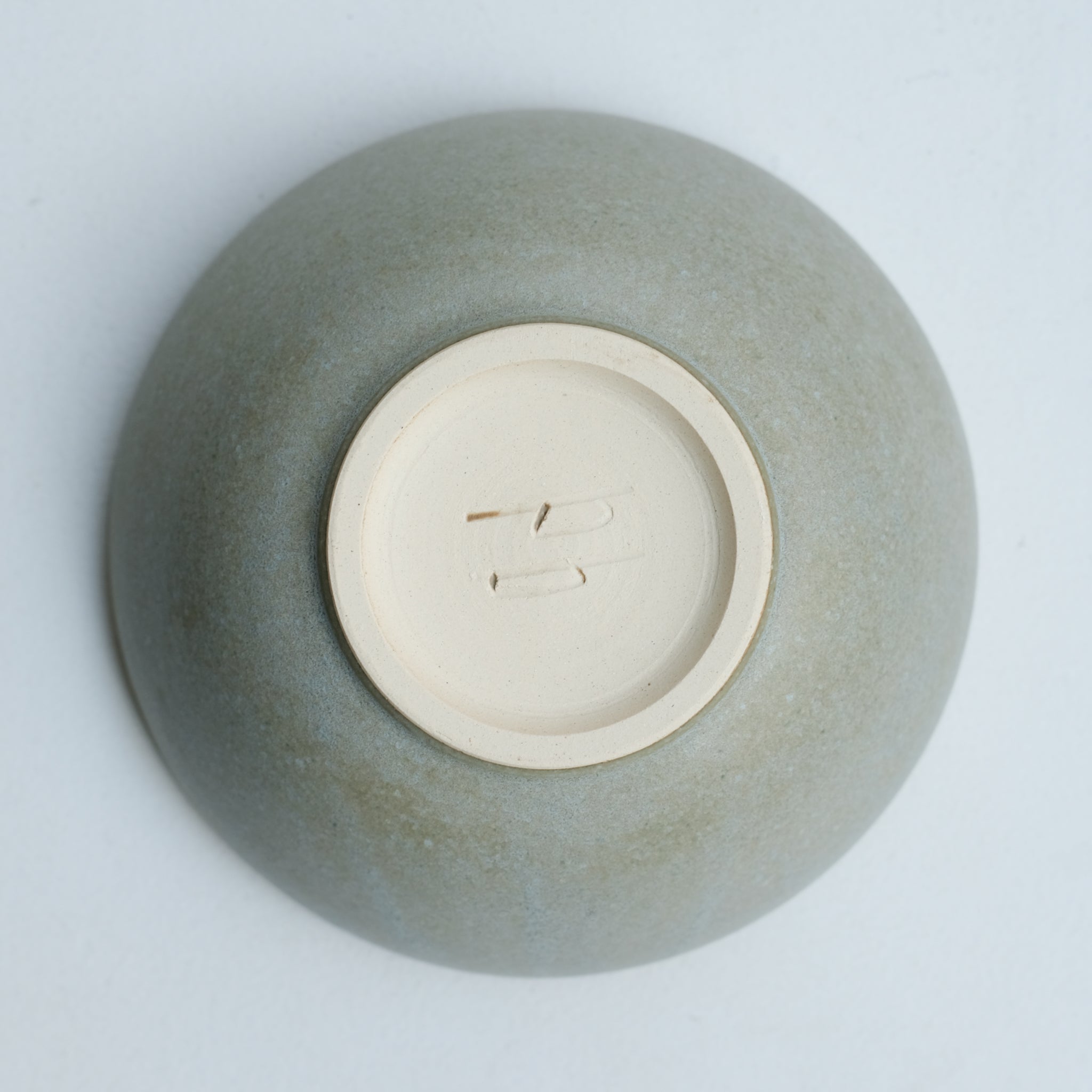 Coupelle en grès blanc D14,5cm - Vert de gris mat de Pauline Boisaubert chez Brutal Ceramics