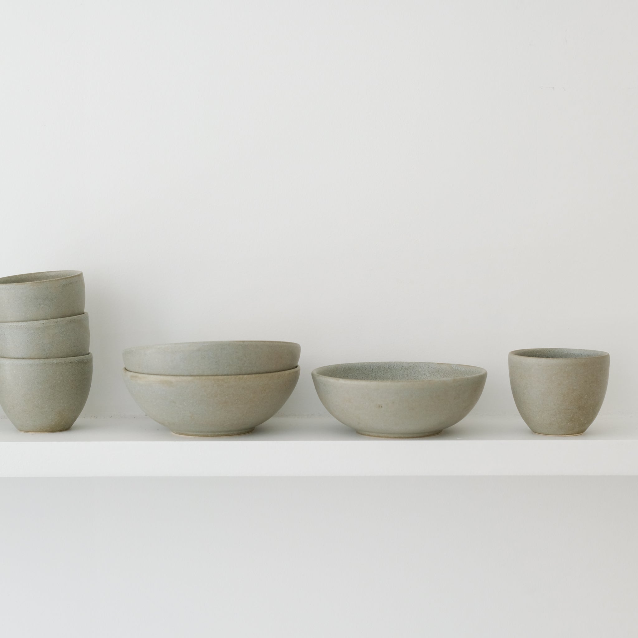Coupelle en grès blanc D14,5cm - Vert de gris mat de Pauline Boisaubert chez Brutal Ceramics