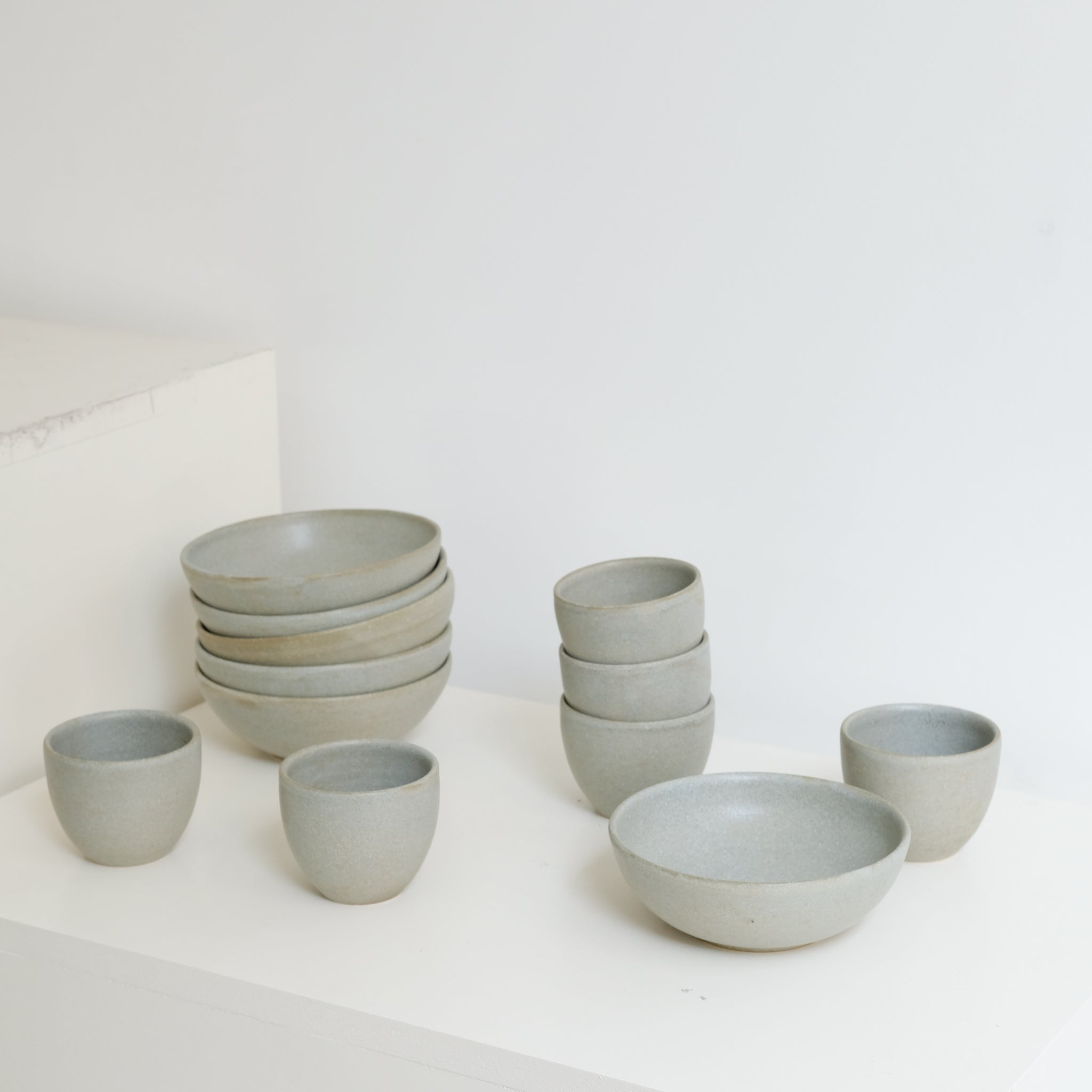 Tasse en grès blanc 130ml - Vert de gris mat de Pauline Boisaubert chez Brutal Ceramics