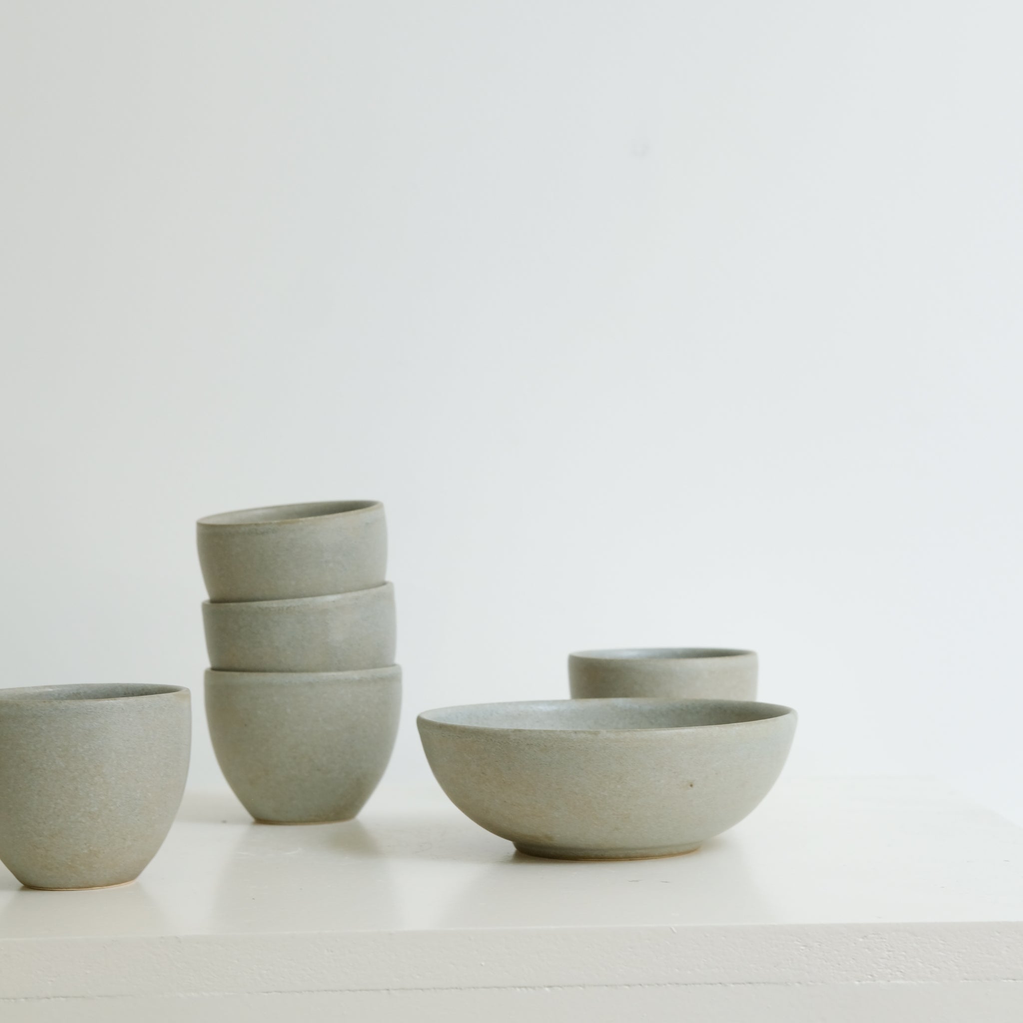 Coupelle en grès blanc D14,5cm - Vert de gris mat de Pauline Boisaubert chez Brutal Ceramics