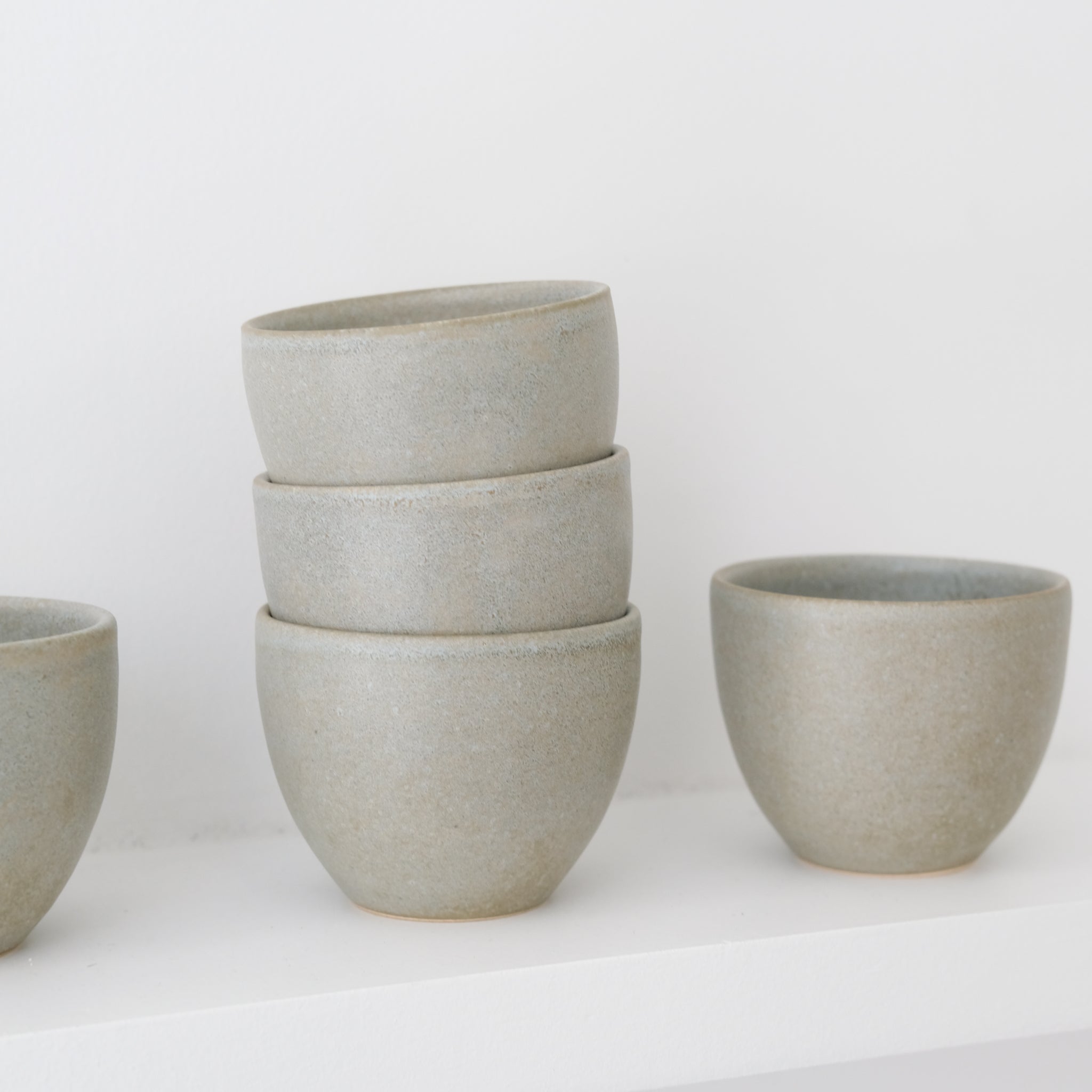 Tasse en grès blanc 130ml - Vert de gris mat de Pauline Boisaubert chez Brutal Ceramics