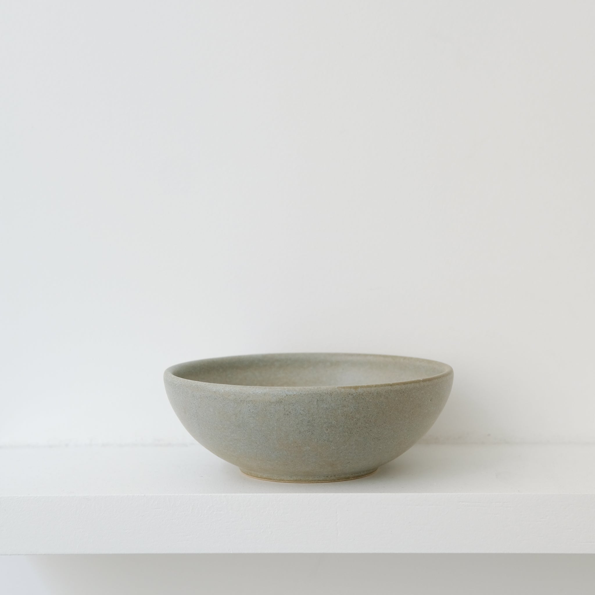 Coupelle en grès blanc D14,5cm - Vert de gris mat de Pauline Boisaubert chez Brutal Ceramics