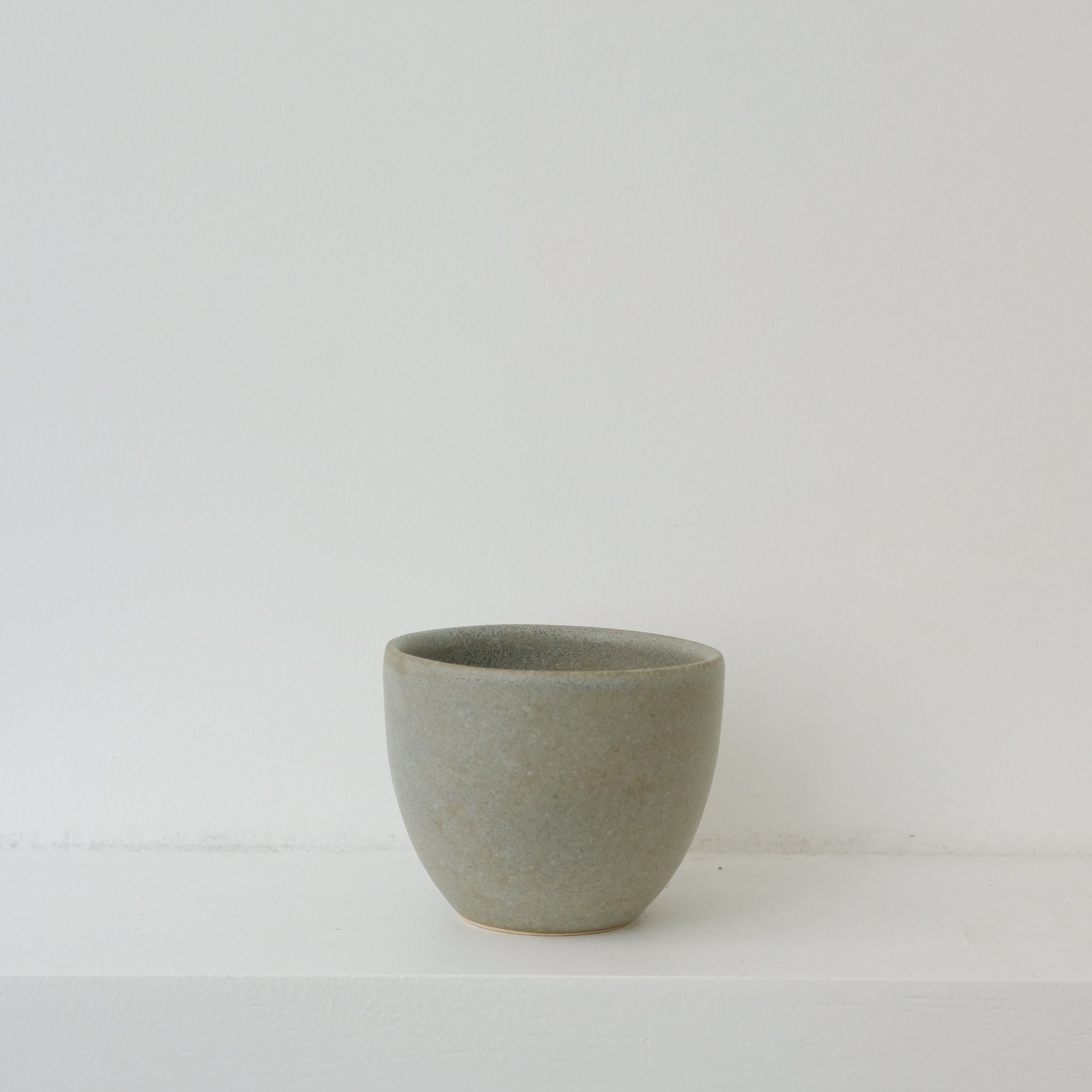 Tasse en grès blanc 130ml - Vert de gris mat de Pauline Boisaubert chez Brutal Ceramics