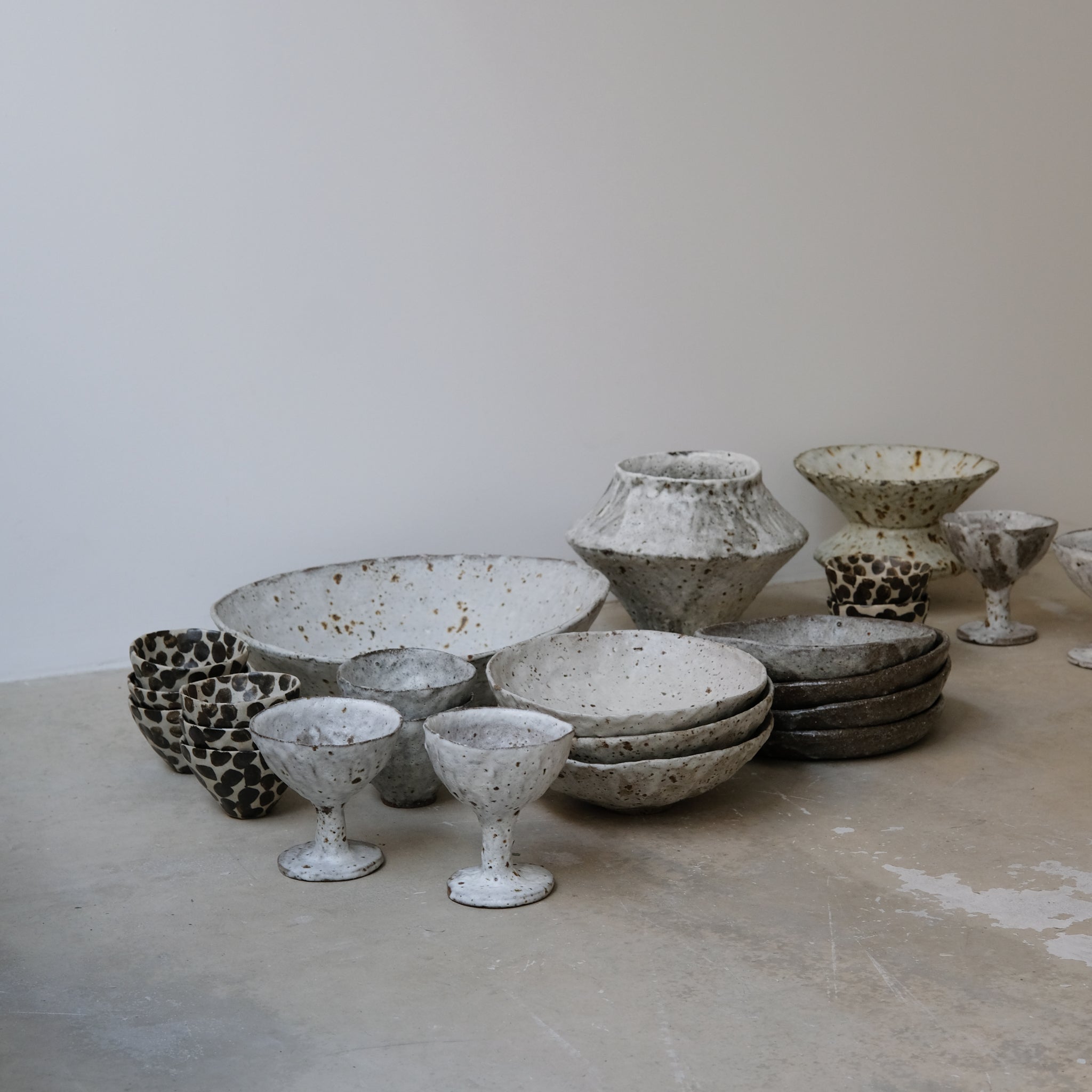 Verre/coupe en terre glanée D 9cm - Blanc texturé de Potry chez Brutal Ceramics