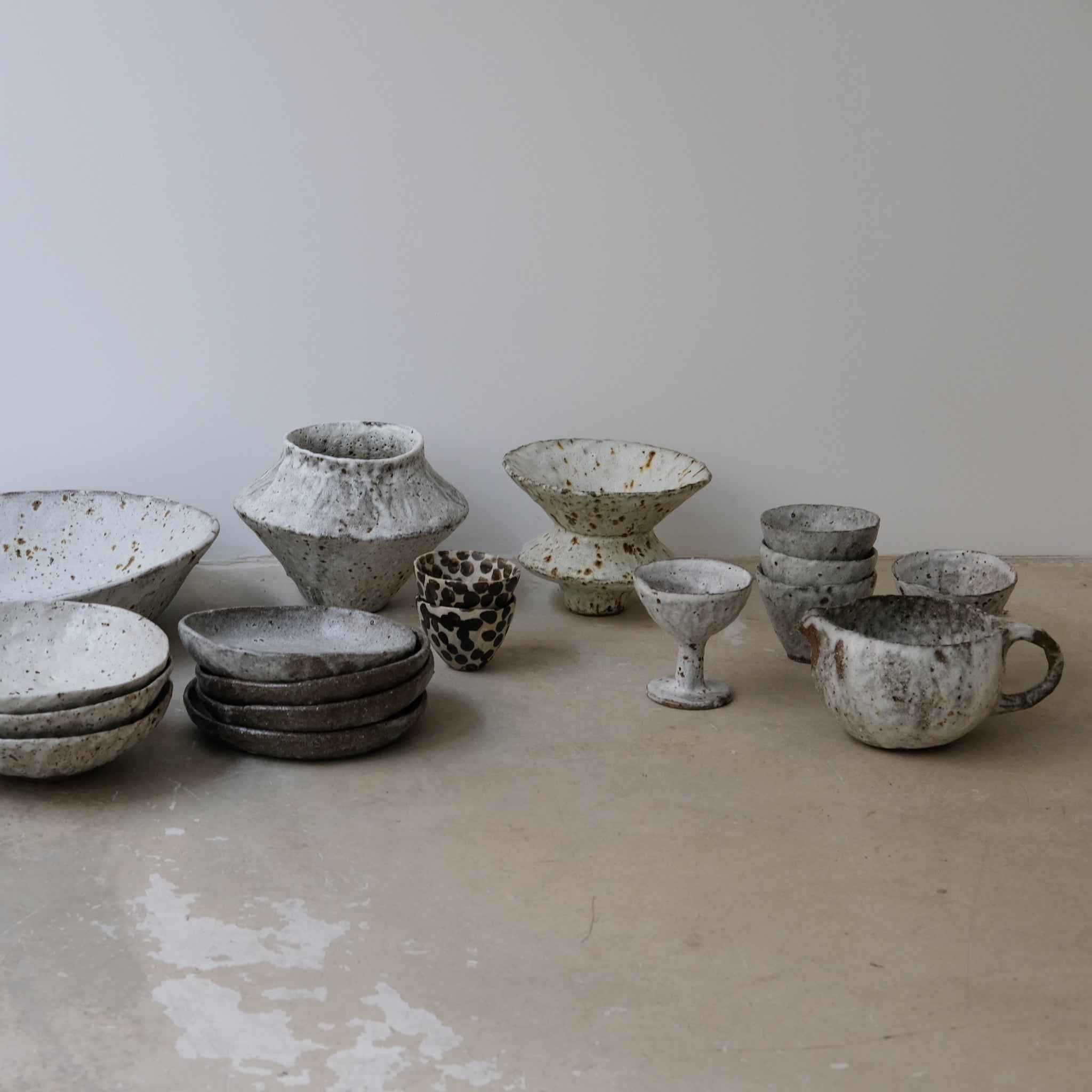 Assiette creuse en terre glanée D 19cm -Gris et blanc satiné par Potry chez Brutal Ceramics