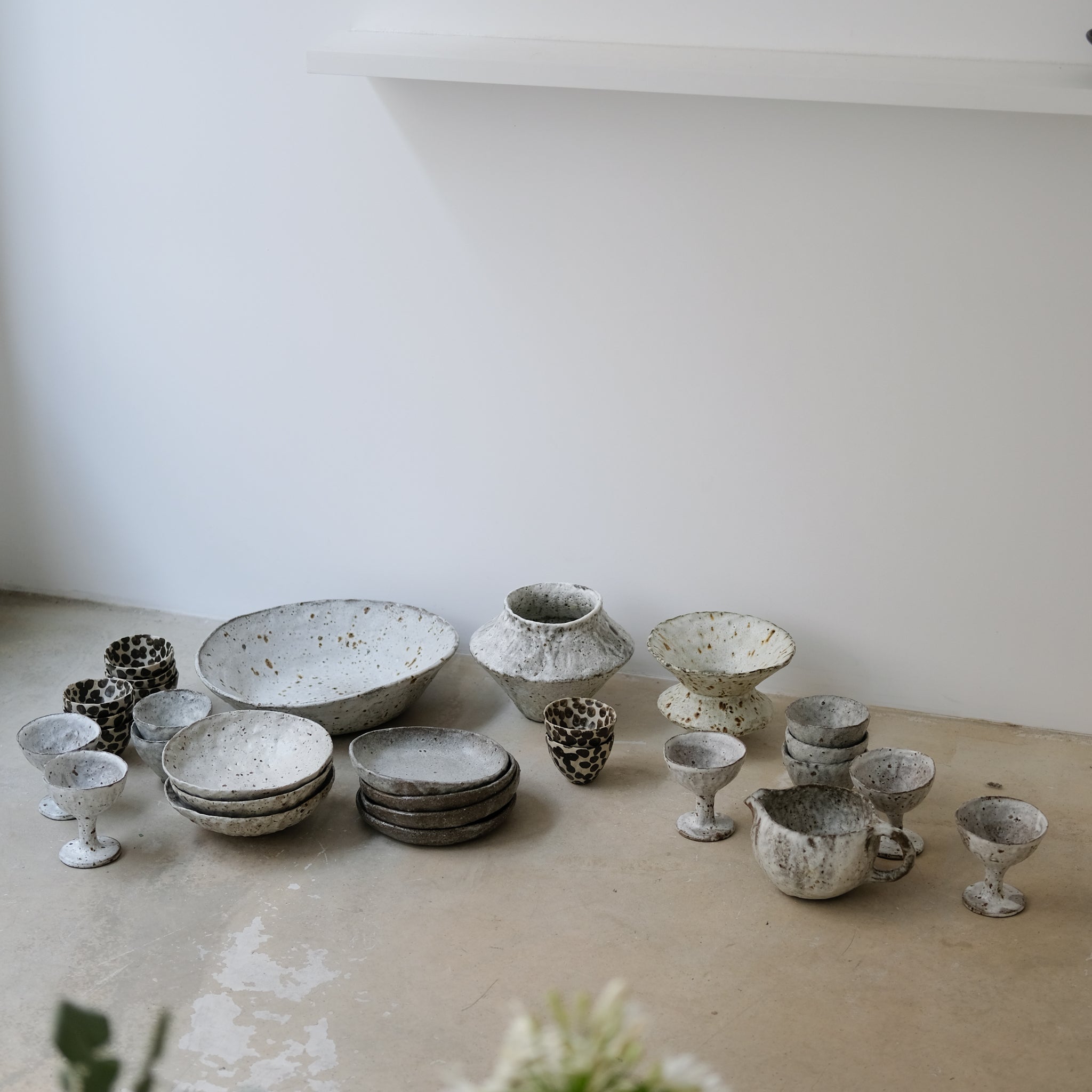 Coupe en grès D35cm - Blanc moucheté de Potry chez Brutal Ceramics