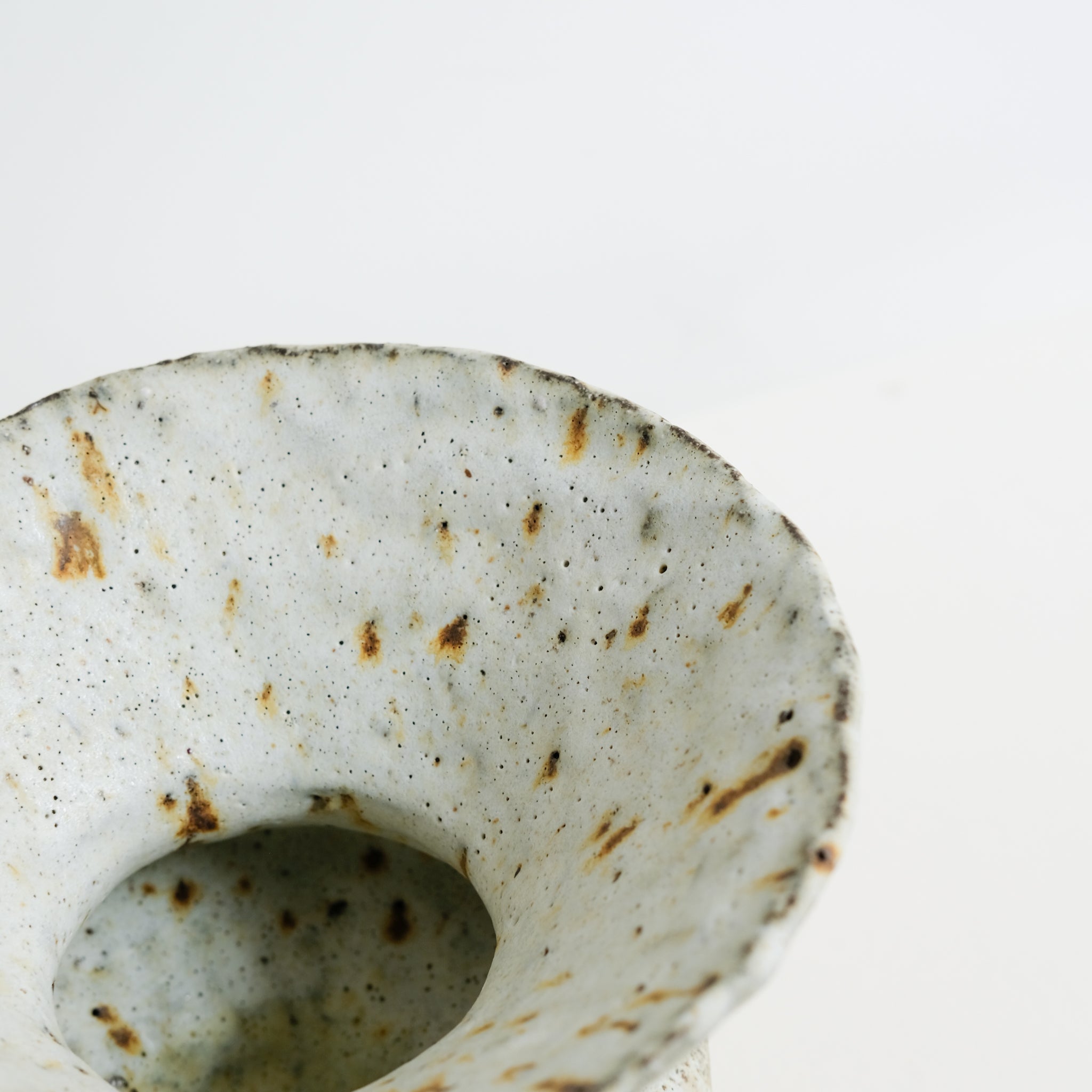 Vase en terre glanée H 13,4cm - Blanc moucheté par Potry chez Brutal Ceramics