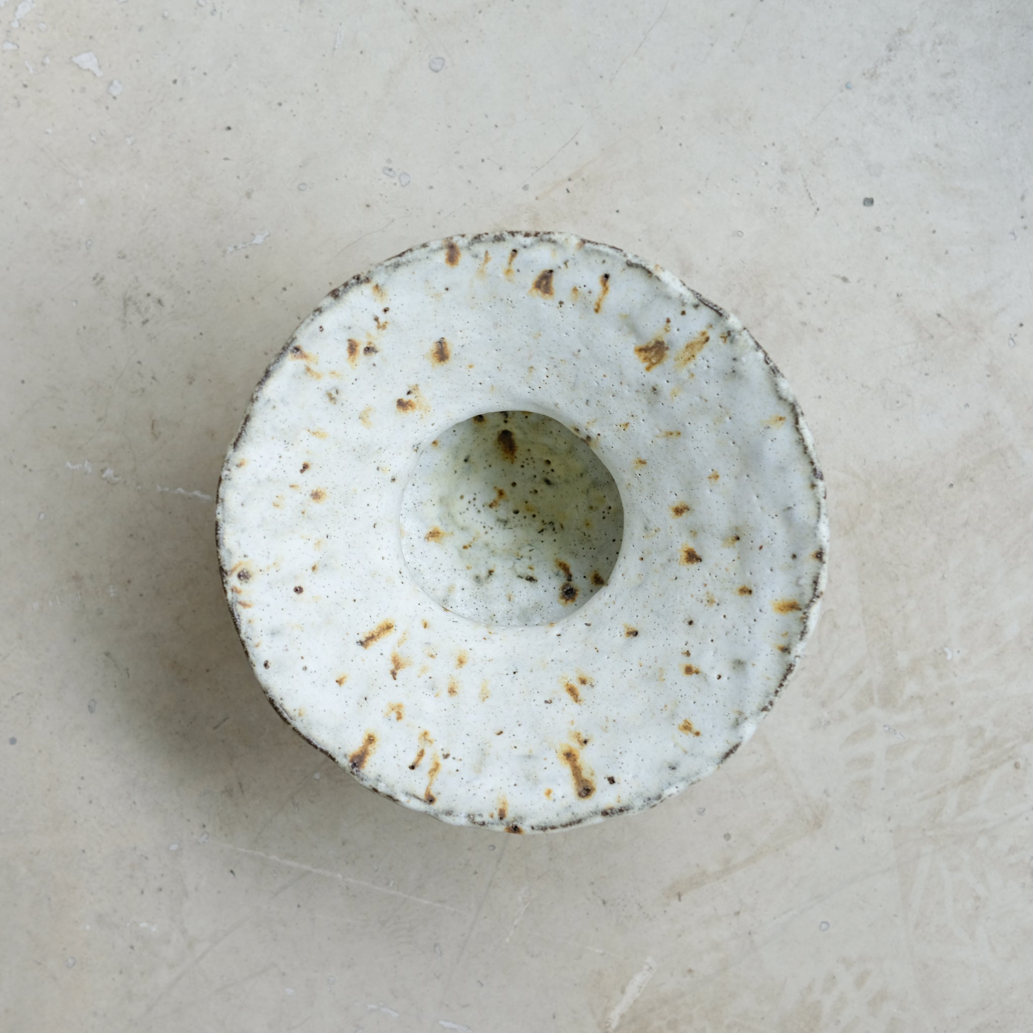 Vase en terre glanée H 13,4cm - Blanc moucheté par Potry chez Brutal Ceramics
