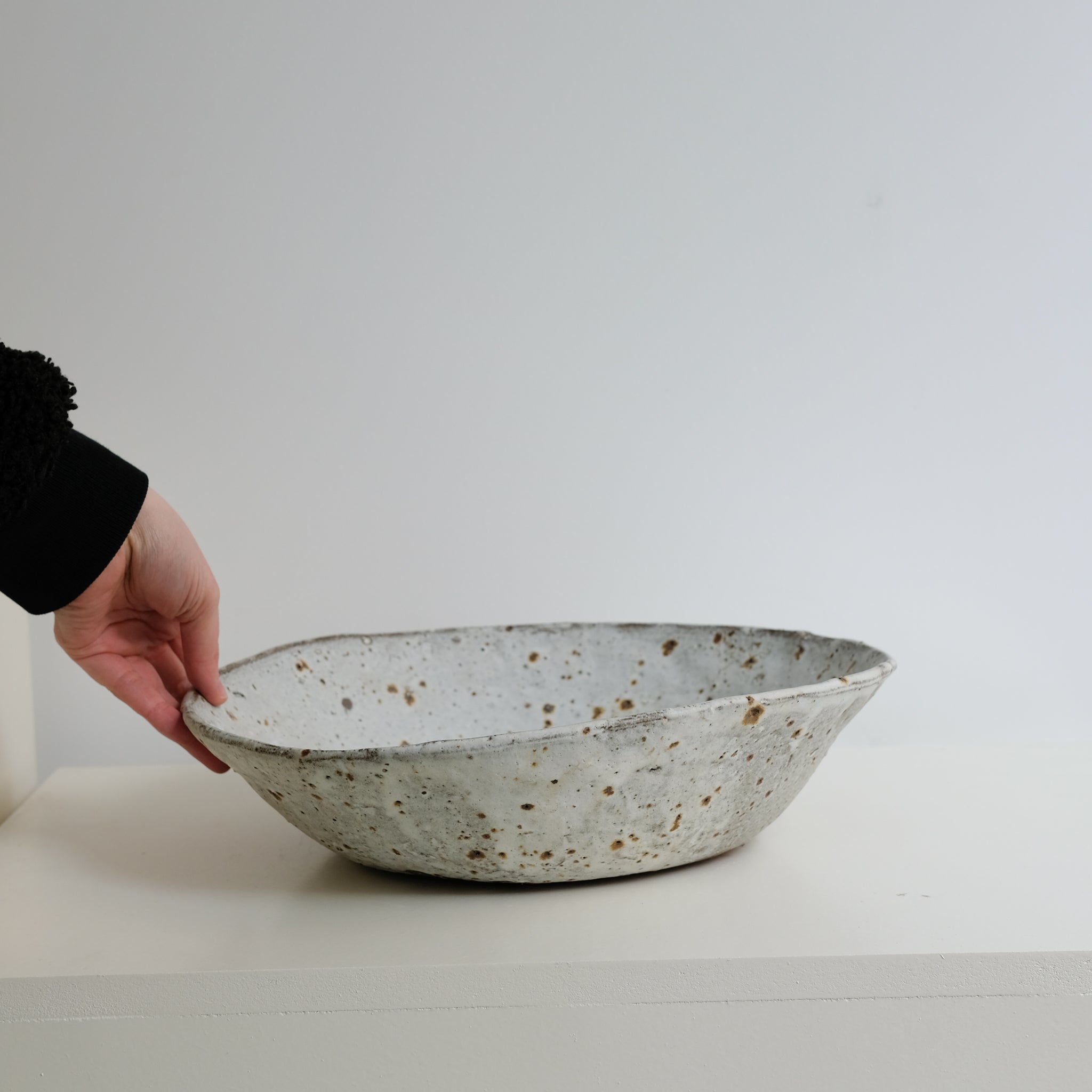 Coupe en grès D35cm - Blanc moucheté de Potry chez Brutal Ceramics