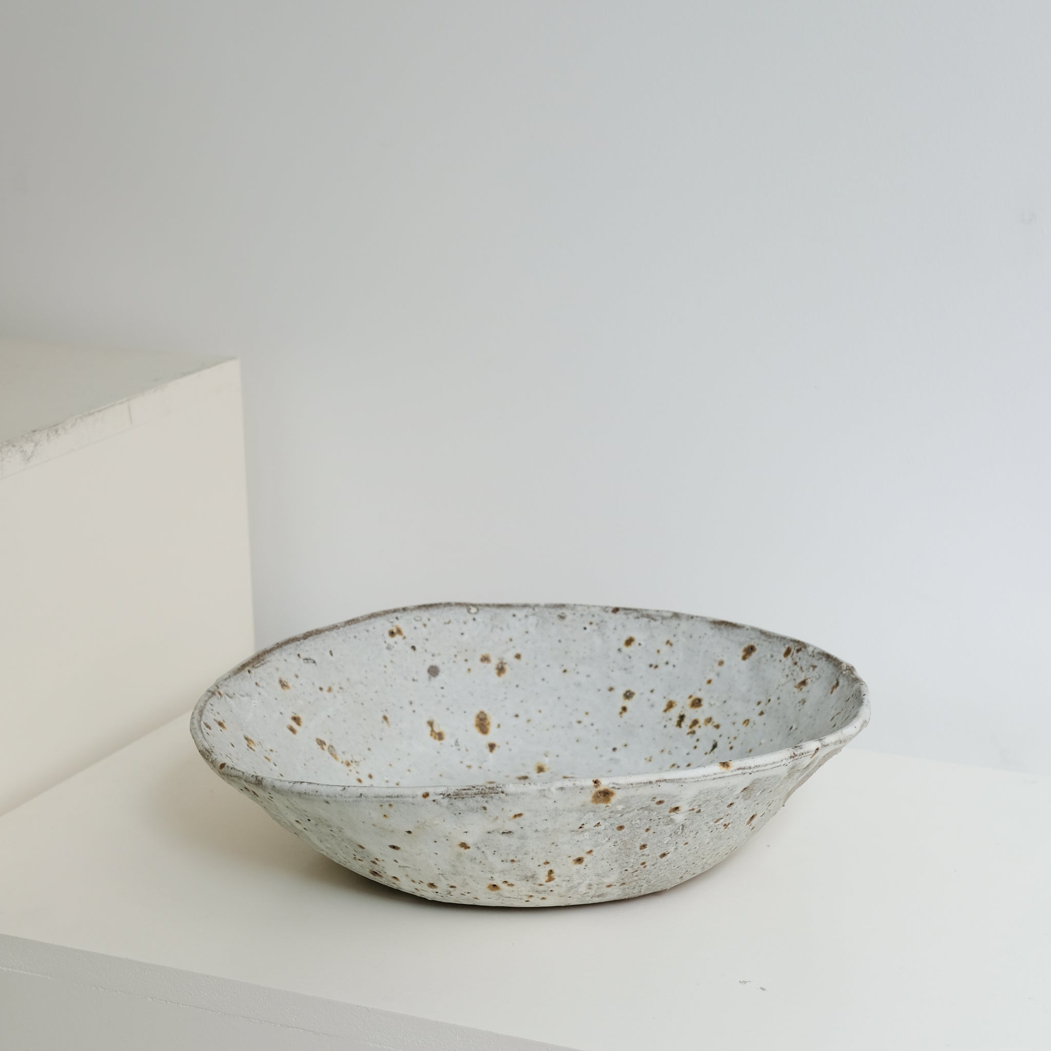 Coupe en grès D35cm - Blanc moucheté de Potry chez Brutal Ceramics