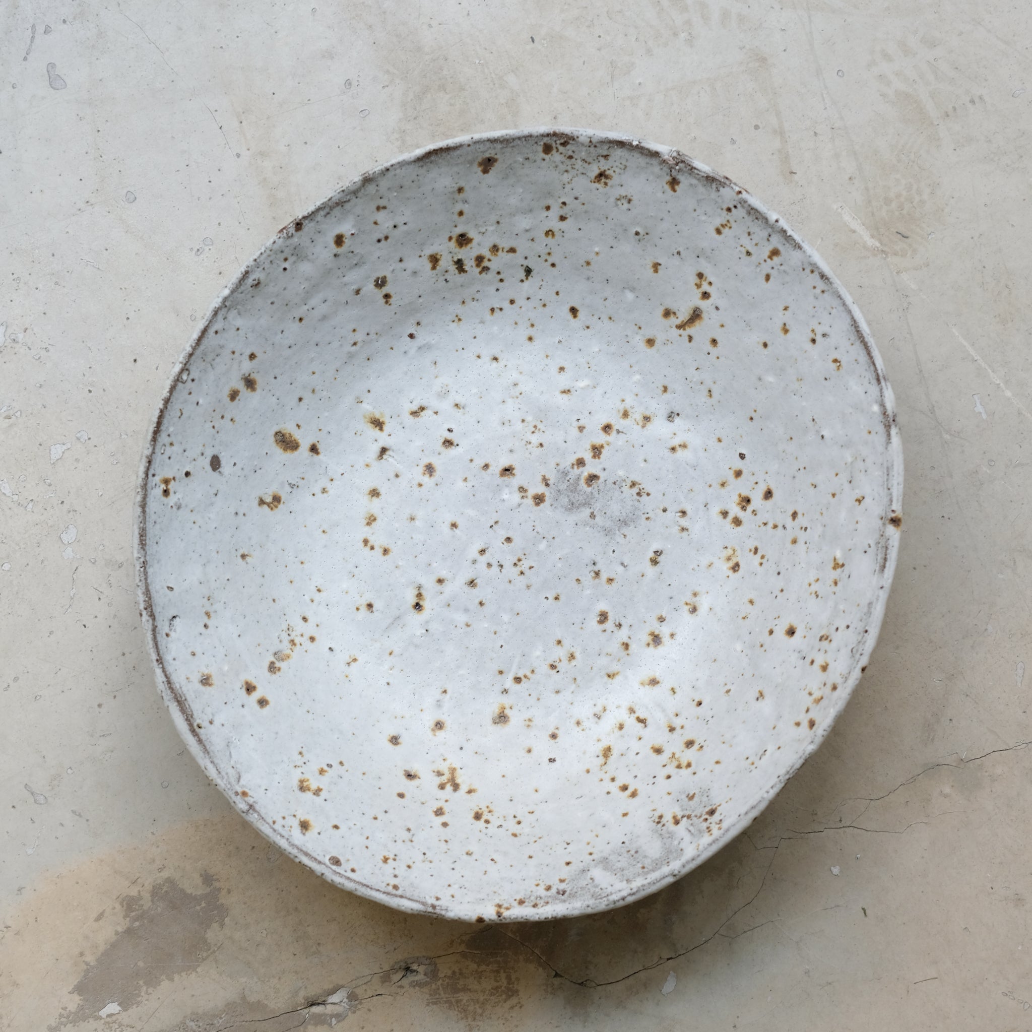 Coupe en grès D35cm - Blanc moucheté de Potry chez Brutal Ceramics