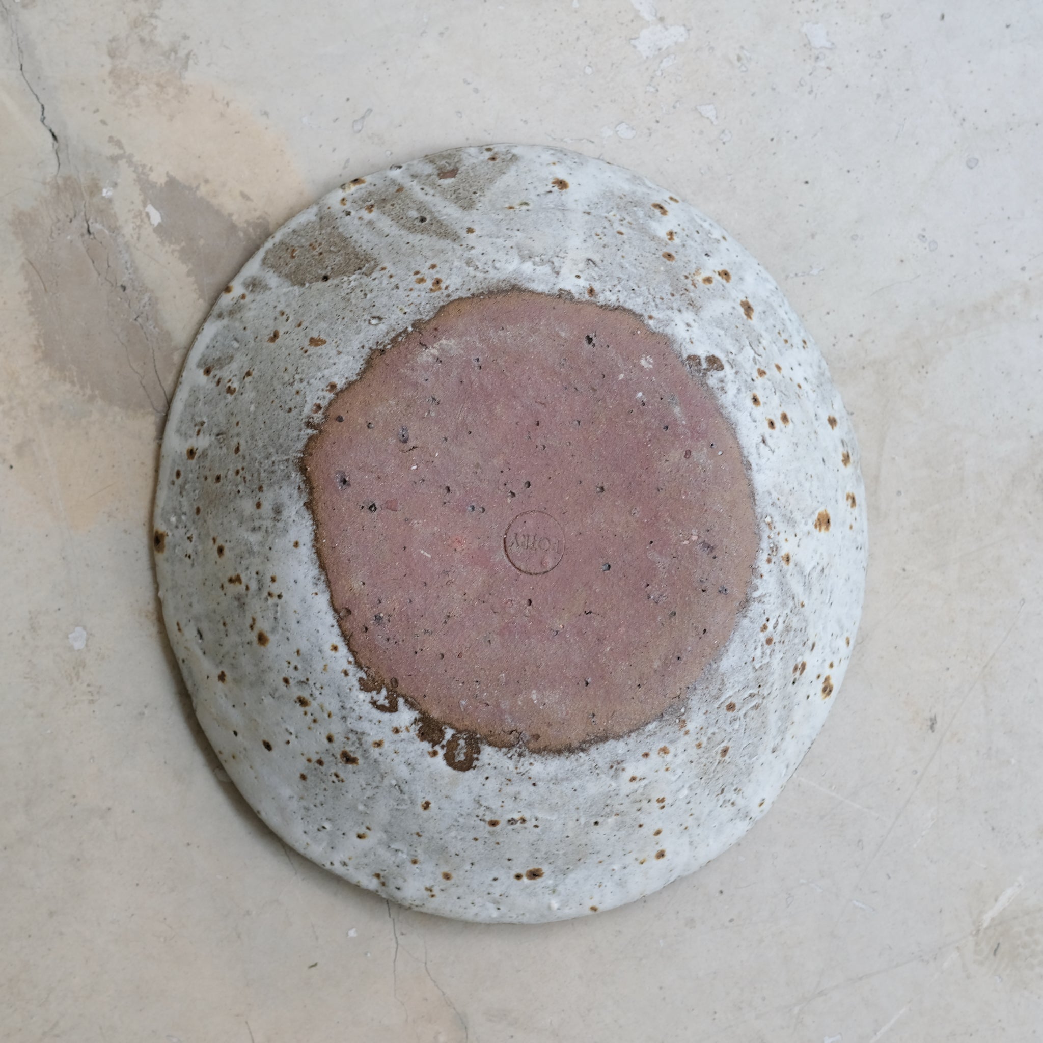 Coupe en grès D35cm - Blanc moucheté de Potry chez Brutal Ceramics