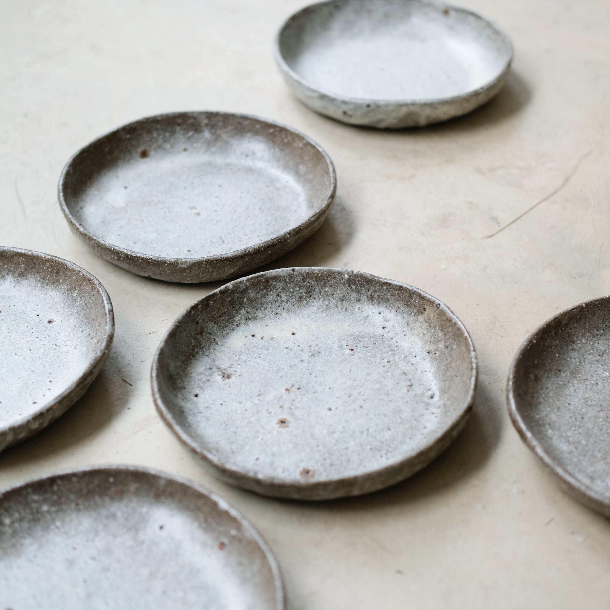 Assiette creuse en terre glanée D 19cm -Gris et blanc satiné par Potry chez Brutal Ceramics