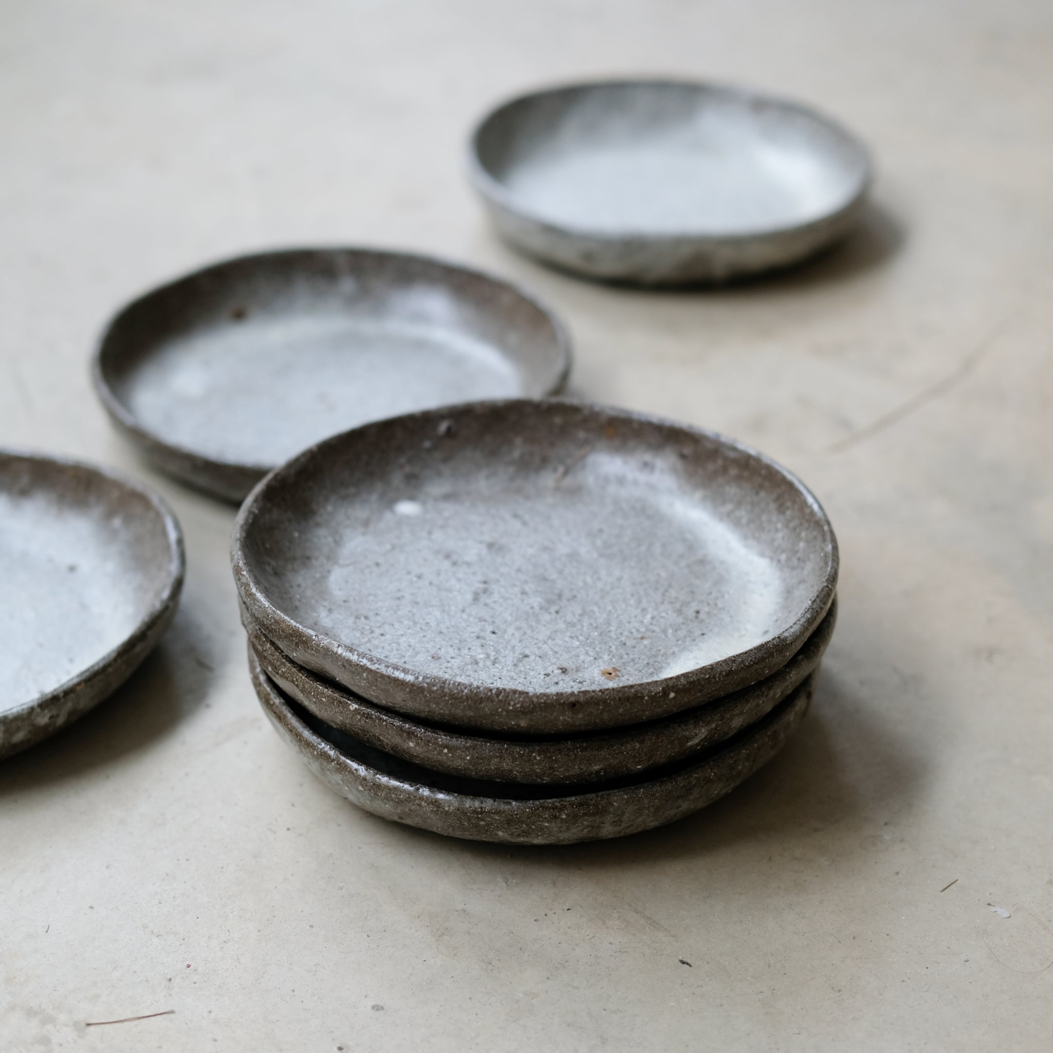 Assiette creuse en terre glanée D 19cm -Gris et blanc satiné par Potry chez Brutal Ceramics