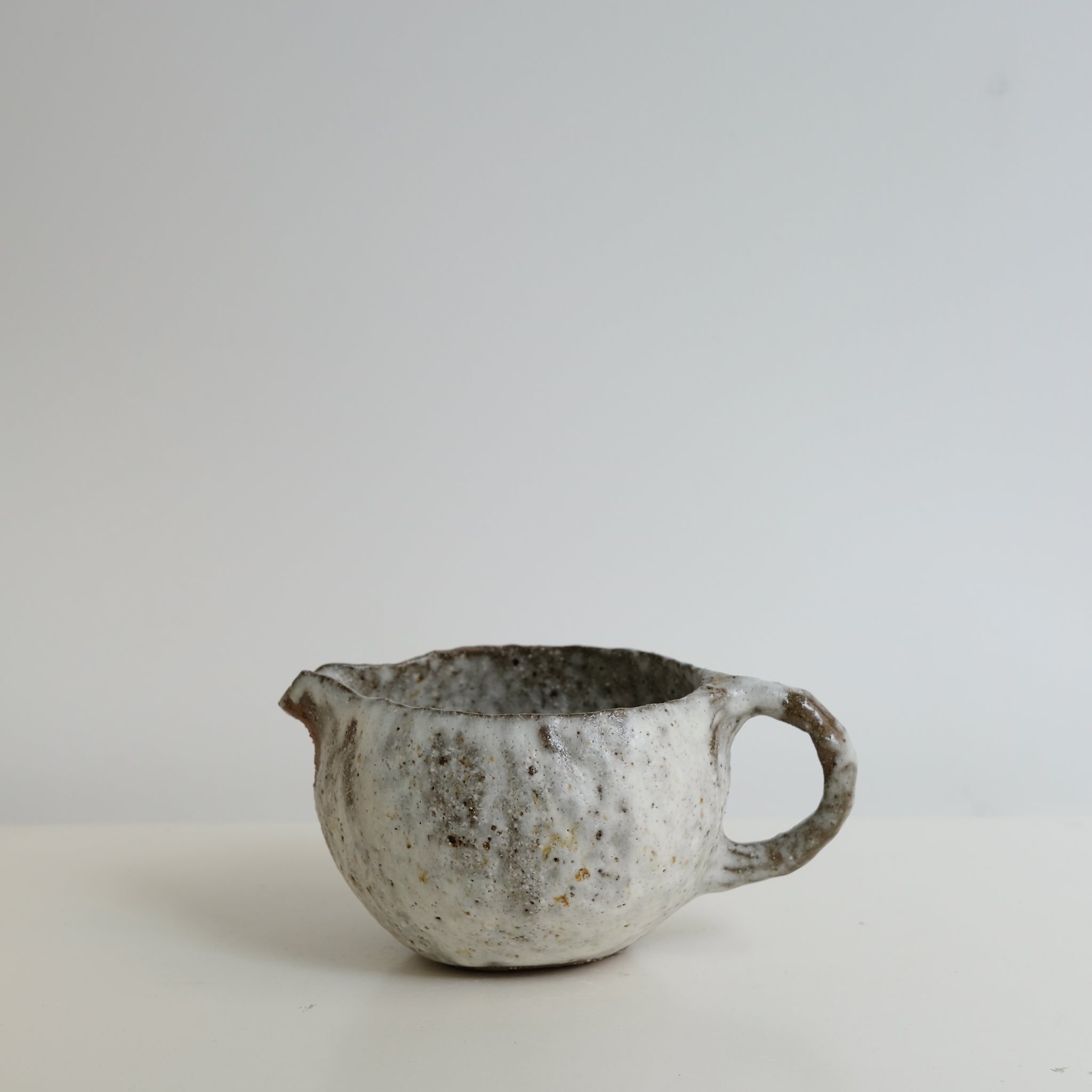 Cruche à eau en terre glanée 500ml- Blanc mat par Potry pour Brutal Ceramics