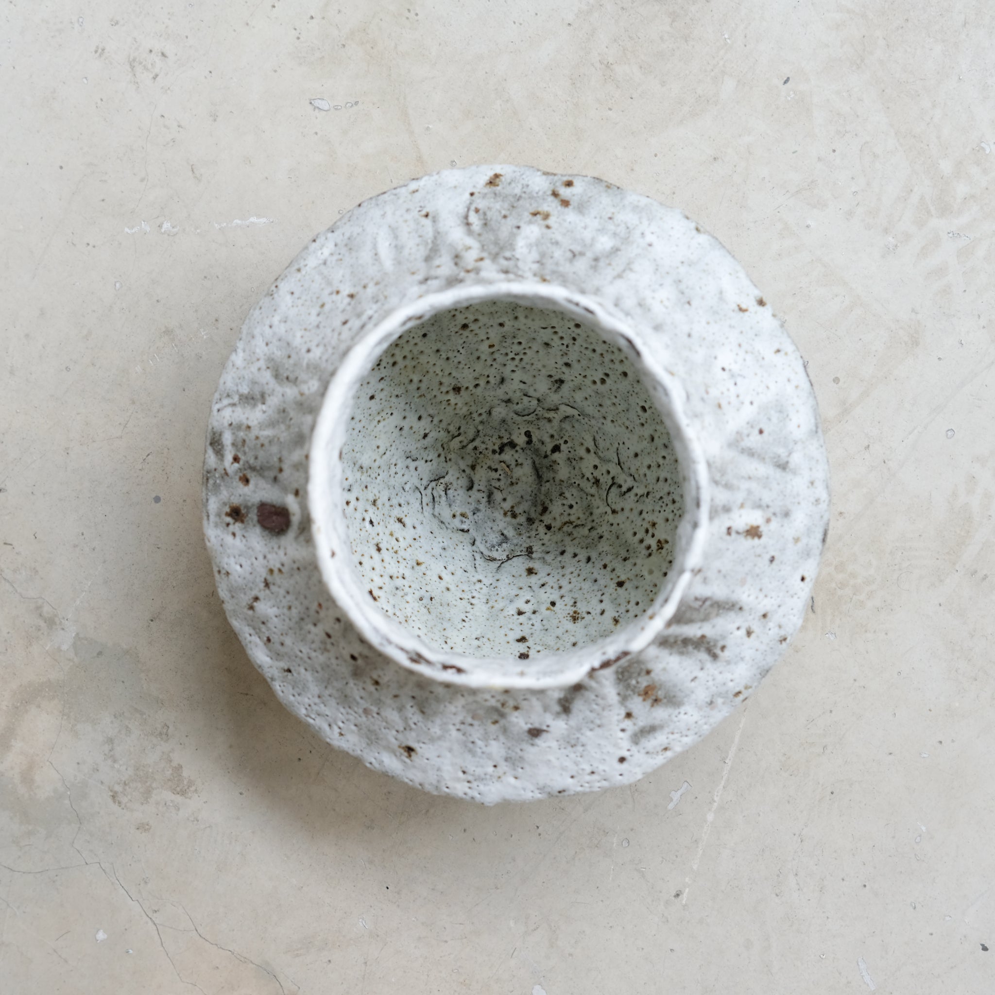 Vase en terre glanée H 16cm - Blanc texturé par Potry chez Brutal Ceramics