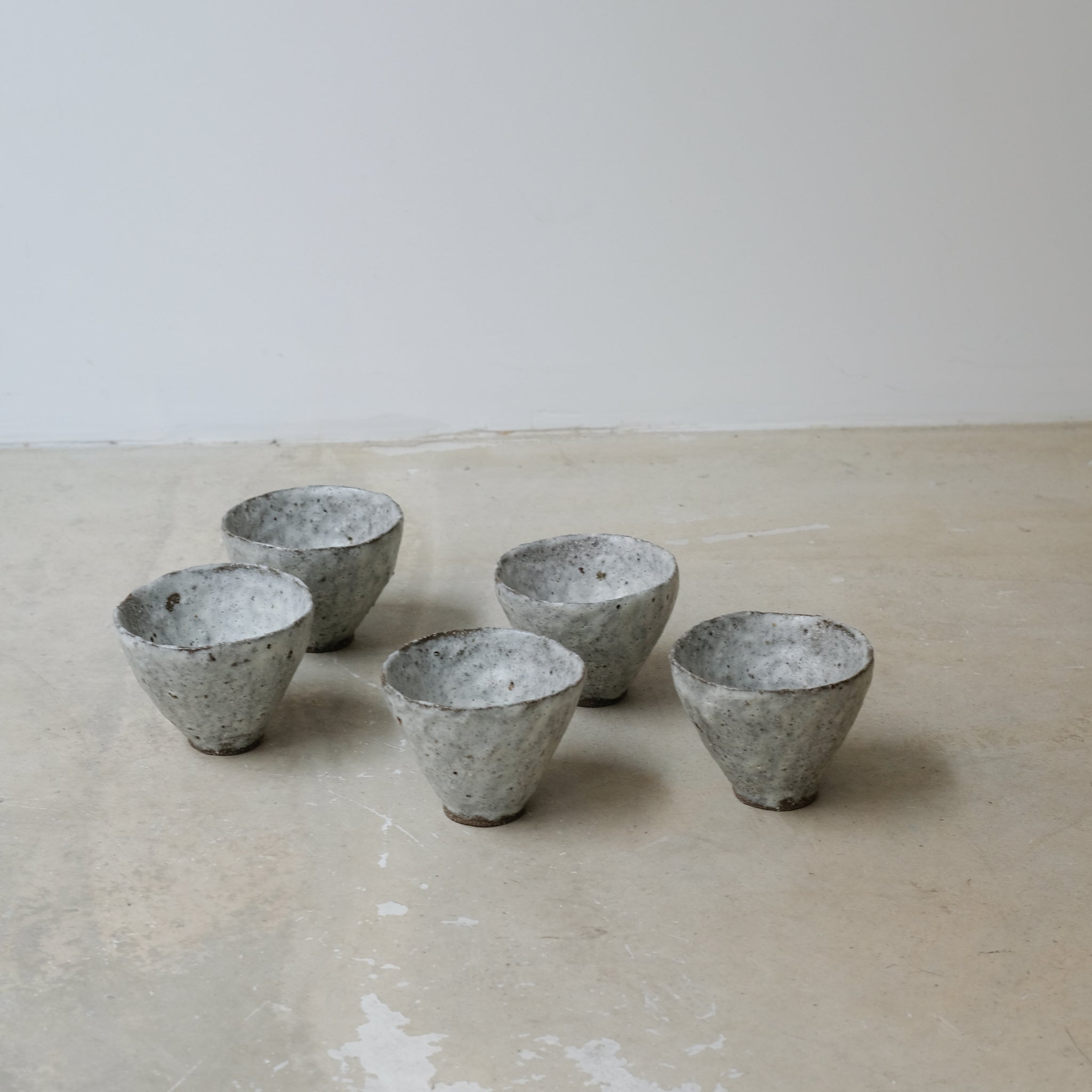Tasse en terre glanée 150ml - Blanc texturé par Potry chez Brutal Ceramics