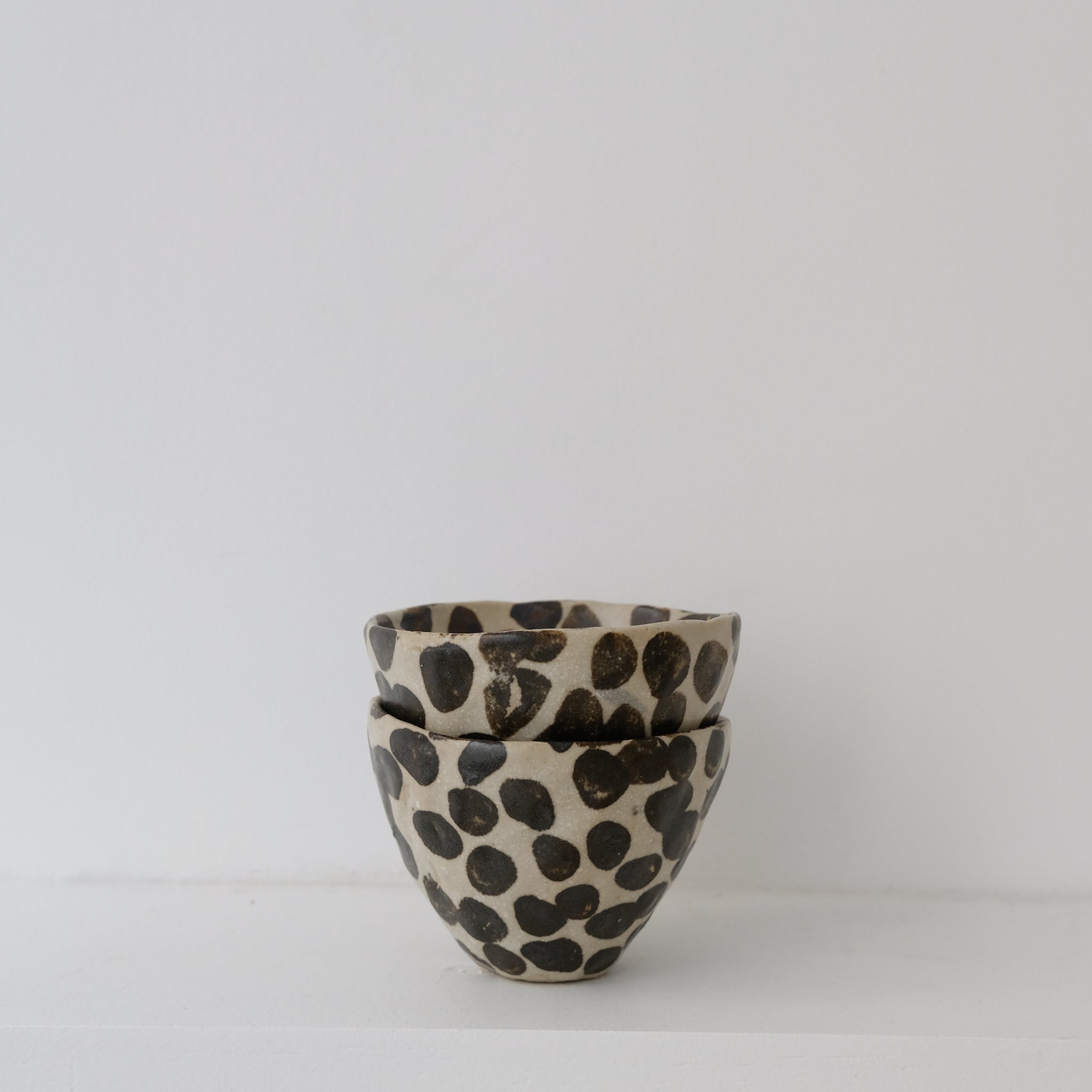 Tasse en grès 100ml - Blanc noir moucheté de Potry chez Brutal Ceramics