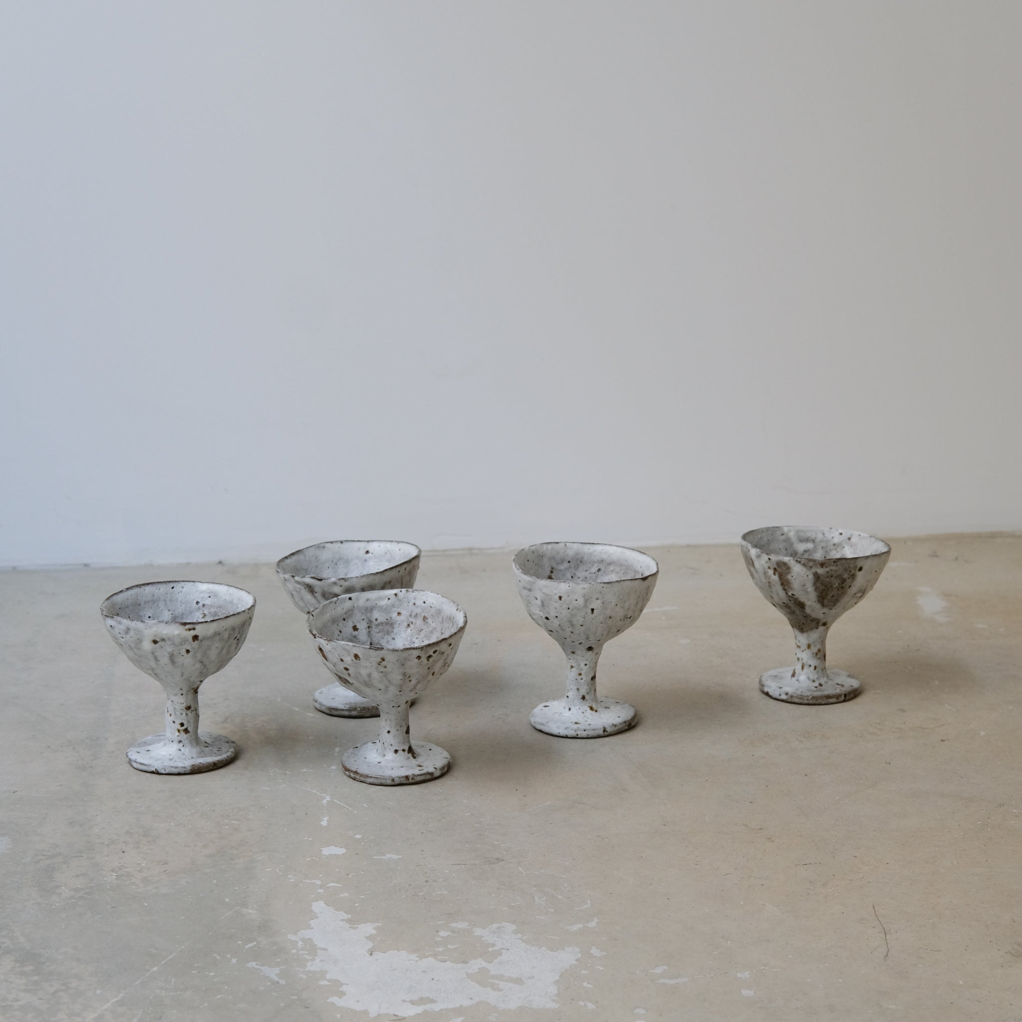 Verre/coupe en terre glanée D 9cm - Blanc texturé de Potry chez Brutal Ceramics