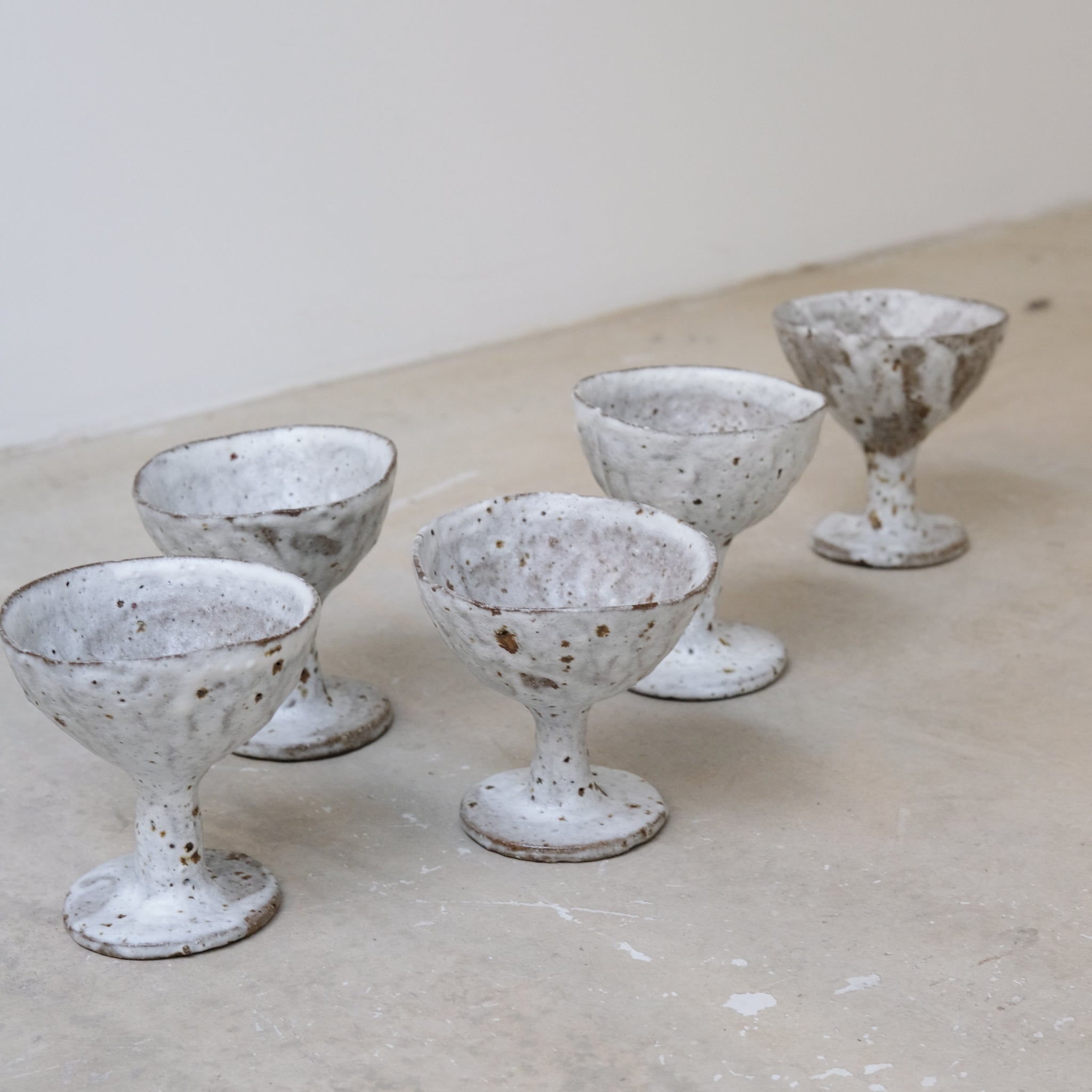 Verre/coupe en terre glanée D 9cm - Blanc texturé de Potry chez Brutal Ceramics